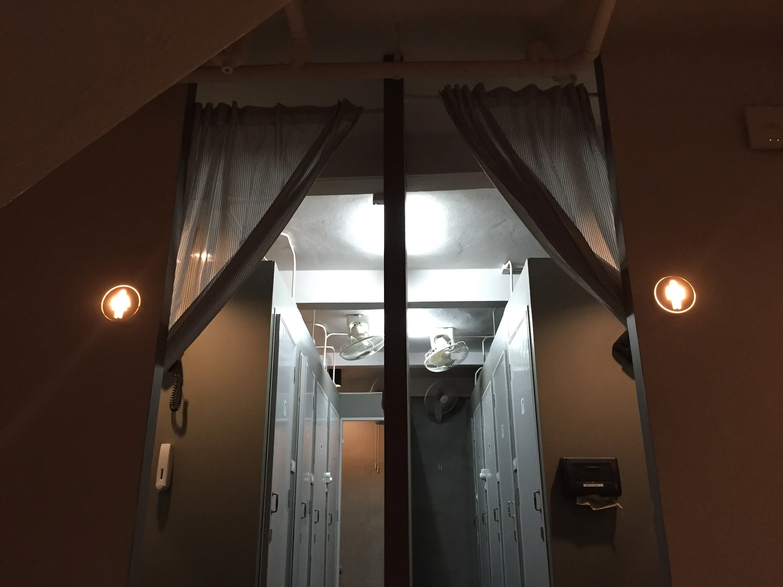 28_Shared Bathroom1.JPG
