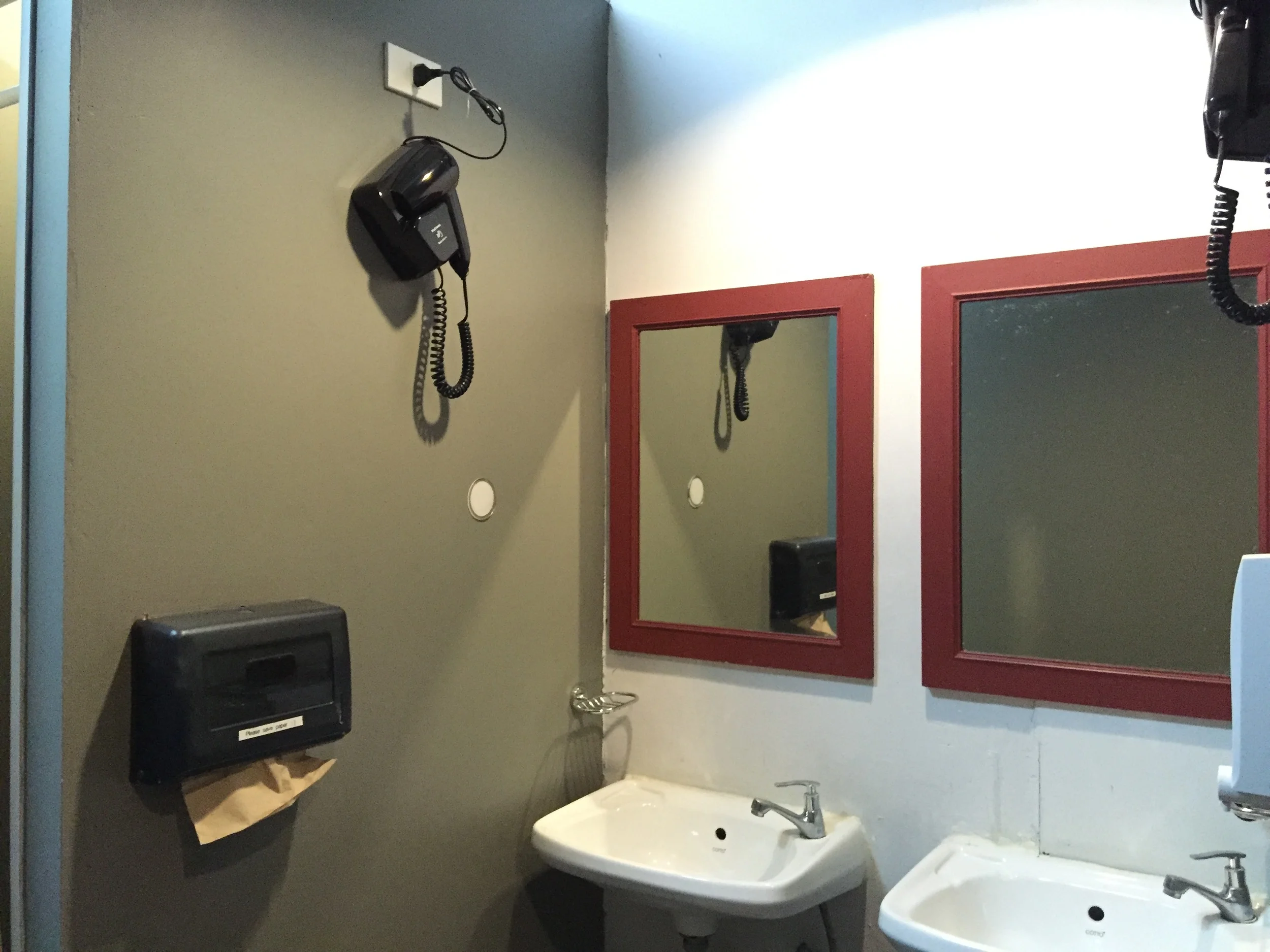 29_Shared Bathroom2.JPG