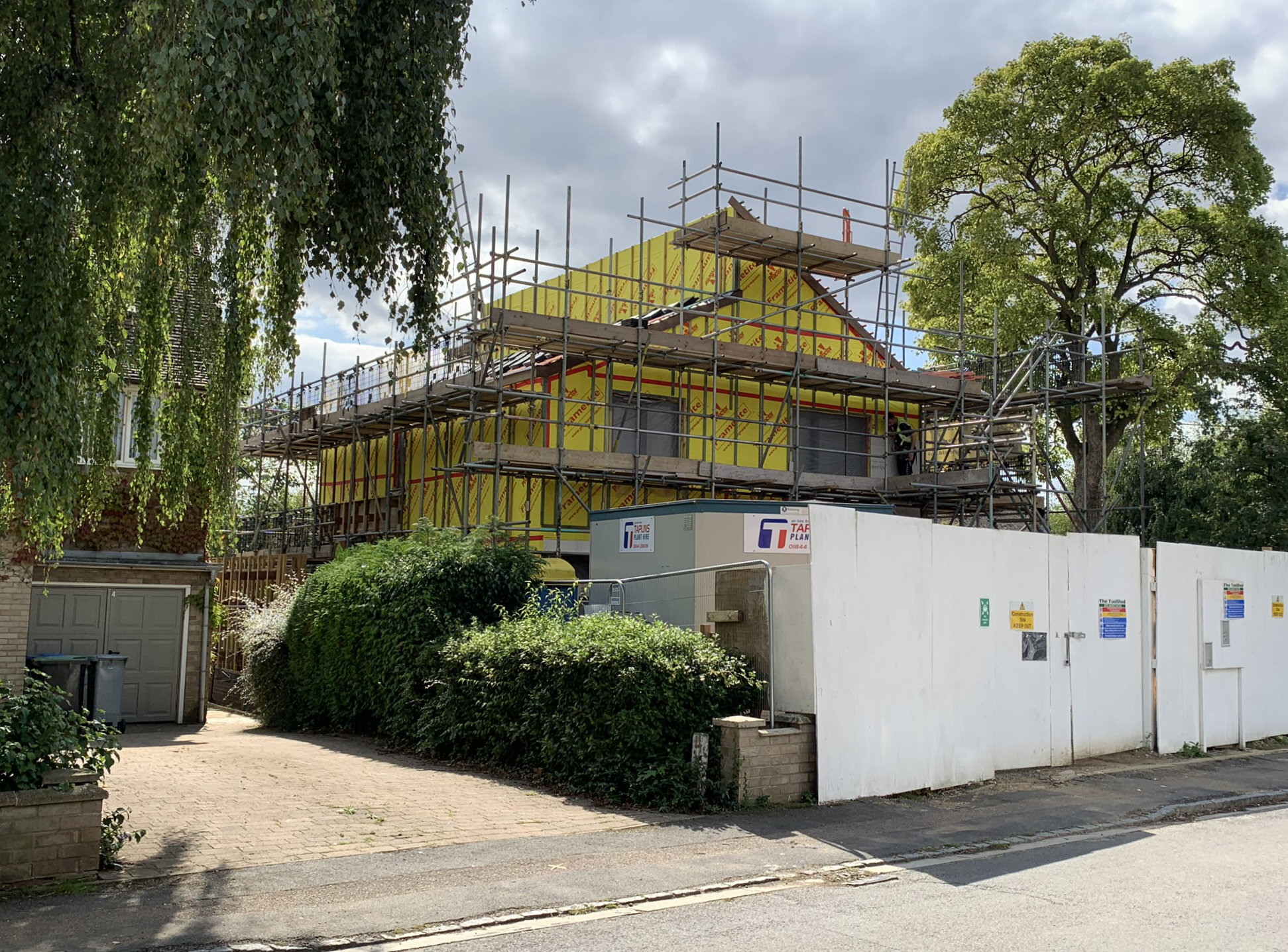  The building starting to shape on the street. 