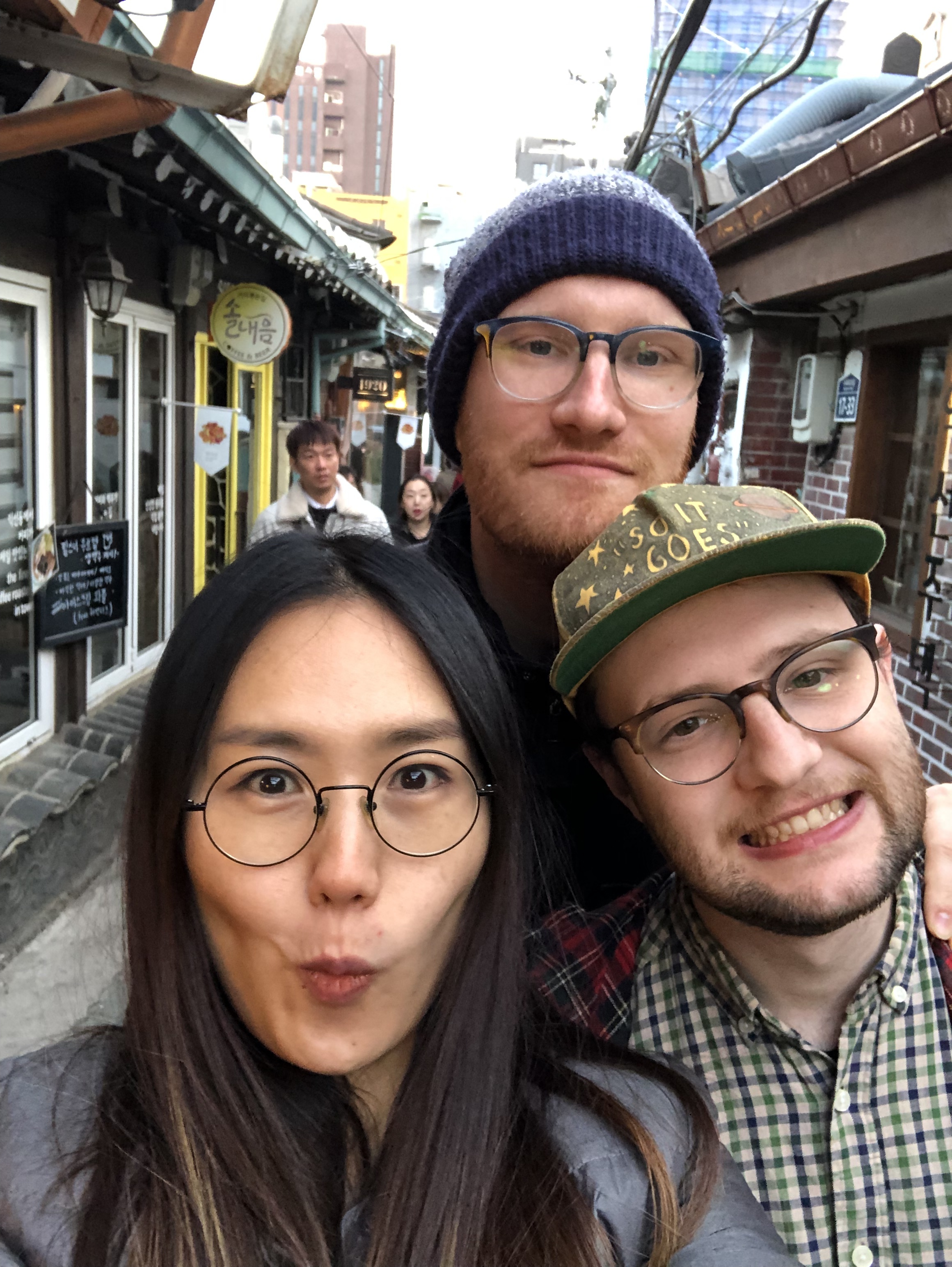 Hanging around in Ikseon-dong, full of beautiful shops!!!