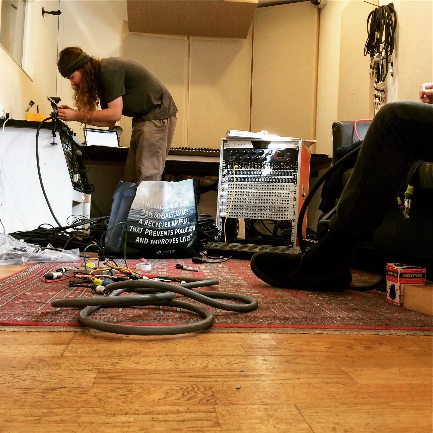 🧹 We've been refitting the studio, having a spring clean, sorting out THOSE cables. Looking fresh! 

Swipe for the reveal 👉

More to come. 🔌

#studiolife #studio #cables