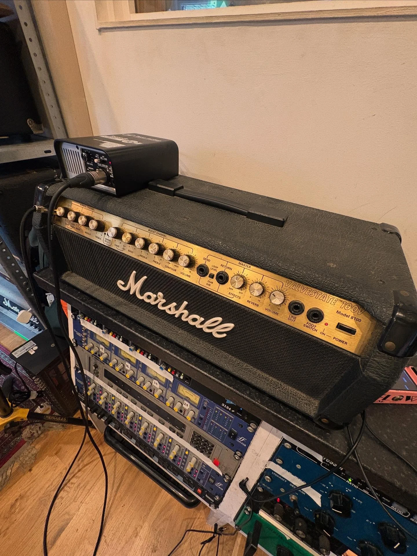 We loooove guitar amps, big or small, tube or solid state. Our Marshall Valvestate 8100 comes out for the scoopy but aggressive tones when recording scratch tracks.

📸 - @jake.a.a.a 

.
.
.

#recording #mixing #music #recordingstudio #engineering #p