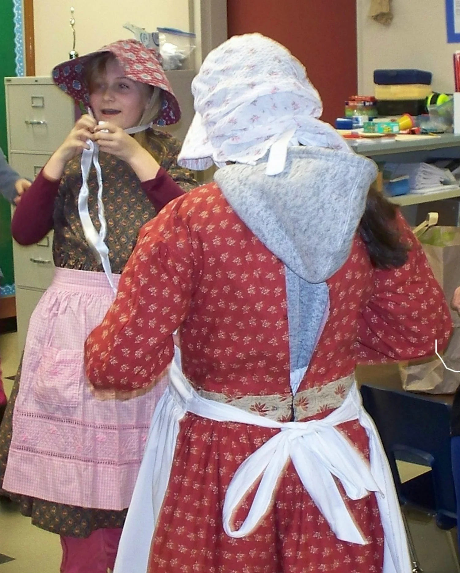 Two_girls_in_pioneer_clothes.jpg