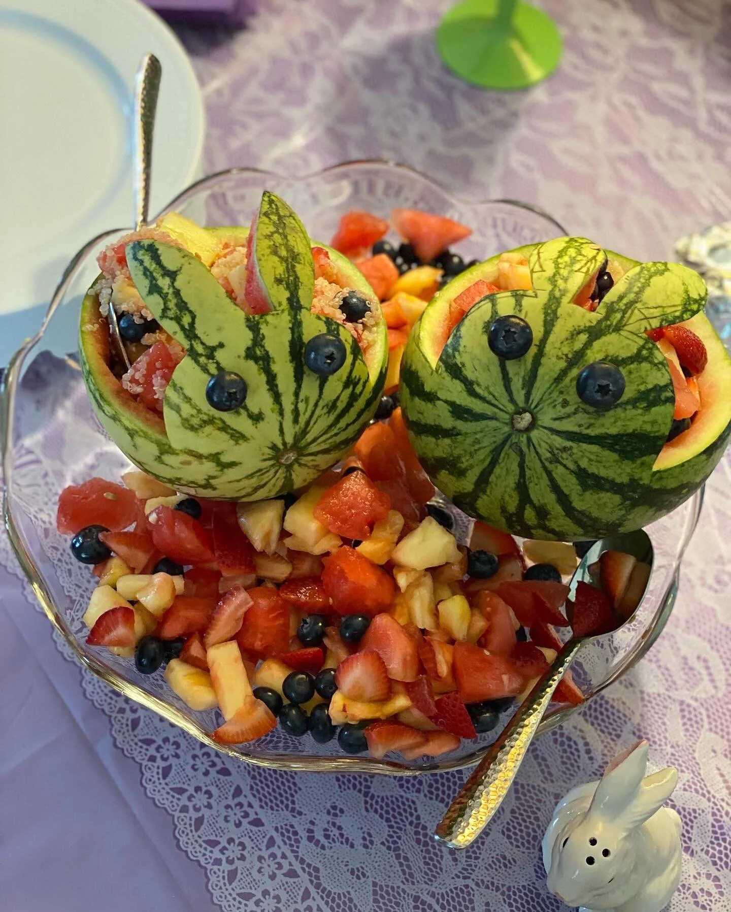 Hope everybun had a hoppy weekend! 💚🐰💖
.
.
.
.
.
.
.
.
.
.
.
#inthekitchwithmaris #playwithyourfood #foodart #organicfruit #organic #miniwatermelon #foodie #fun #bunniesofinstagram #bunnies #rabbits #watermelonbunny #watermelonrabbit #watermelonsu