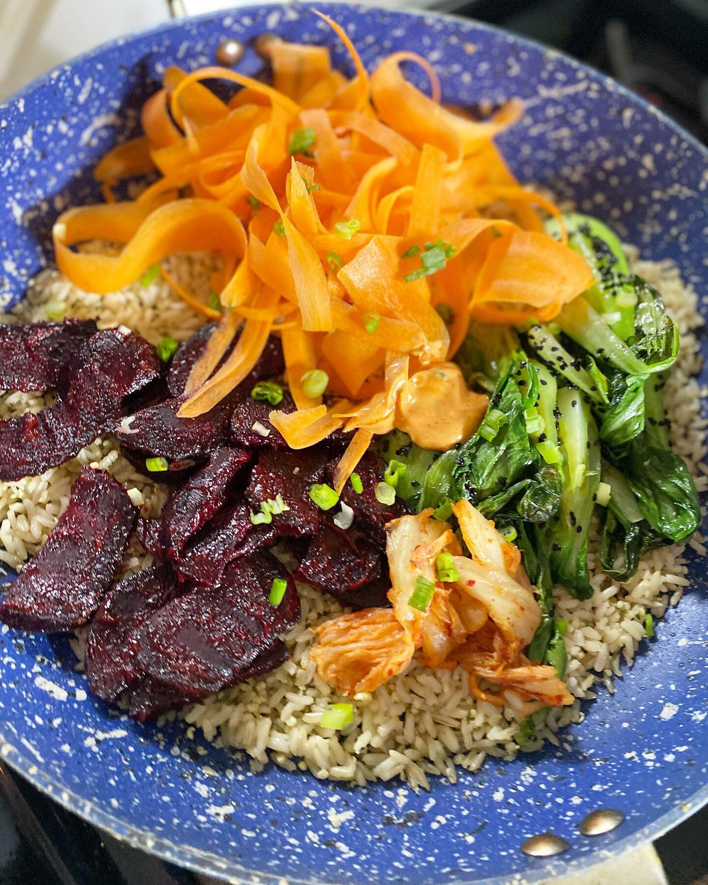 Dark nights, colorful foods 🌈 

Have you ever tried Korean BiBimBap? 🤤 

This @purplecarrot version made me feel comfortable attempting it at home 🙌

The crispy hempseed rice is topped with Gochujang Roasted Beets, Carrot Ribbons, Bok Choy, Kimchi