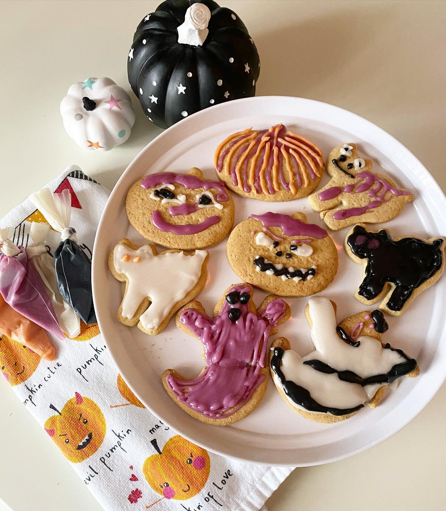 Treat yourself this weekend 👻 

We had so much fun with this cookie kit from @cafegratitude 🎃

Can you guess which ones I decorated vs my main man @dantildawn? 🐈&zwj;⬛ 
.
.
.
.
.
.
.
.
#inthekitchwithmaris #spookyseason #cafegratitude #cafegratitu