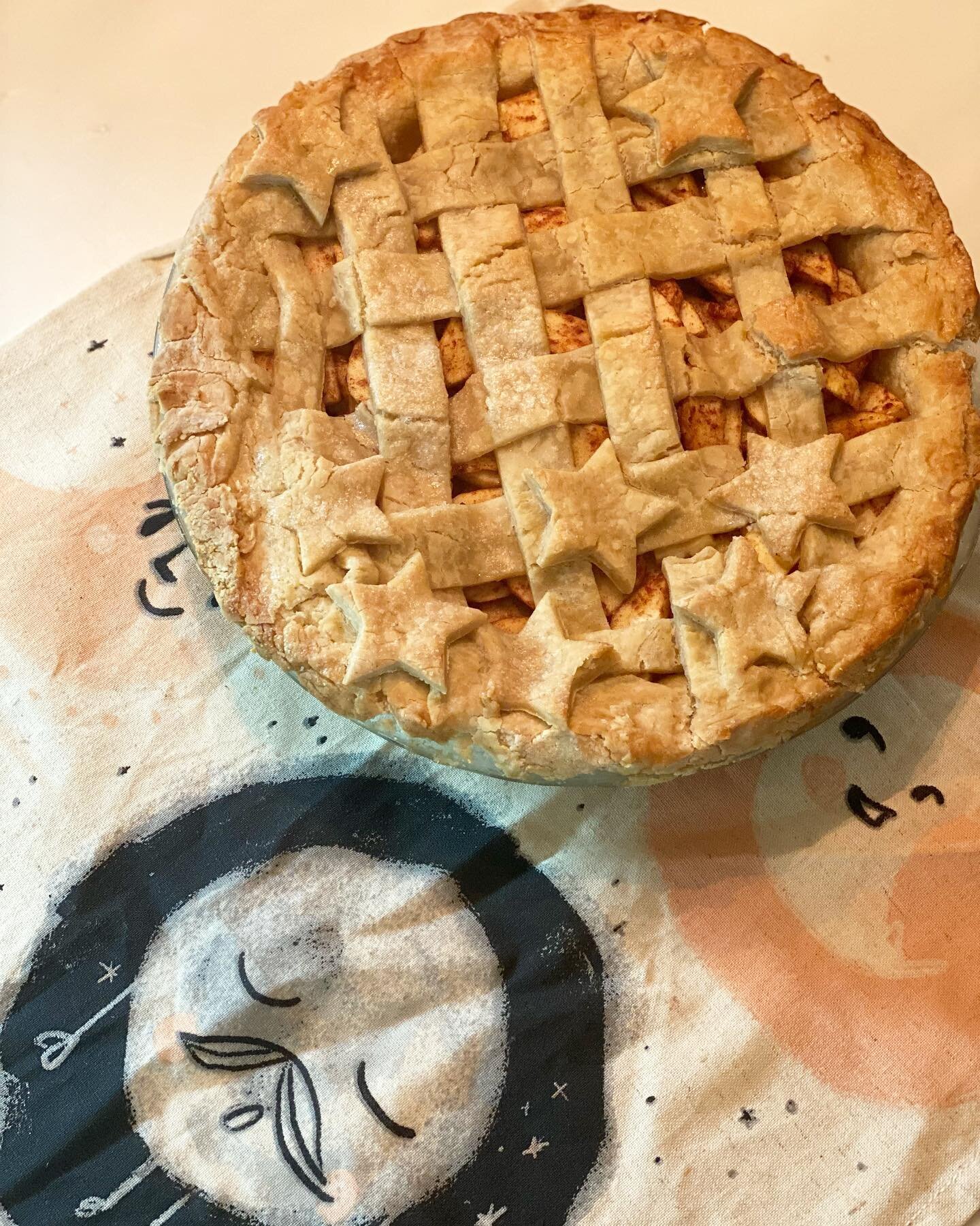 Made apple pie for the first time ever today! Don&rsquo;t ask me how it tastes yet as I&rsquo;m still waiting for it to cool off 🥺🍎🥧 

Definitely not as easy to make as @the_bananadiaries makes it look on YouTube, but I have a feeling with practic