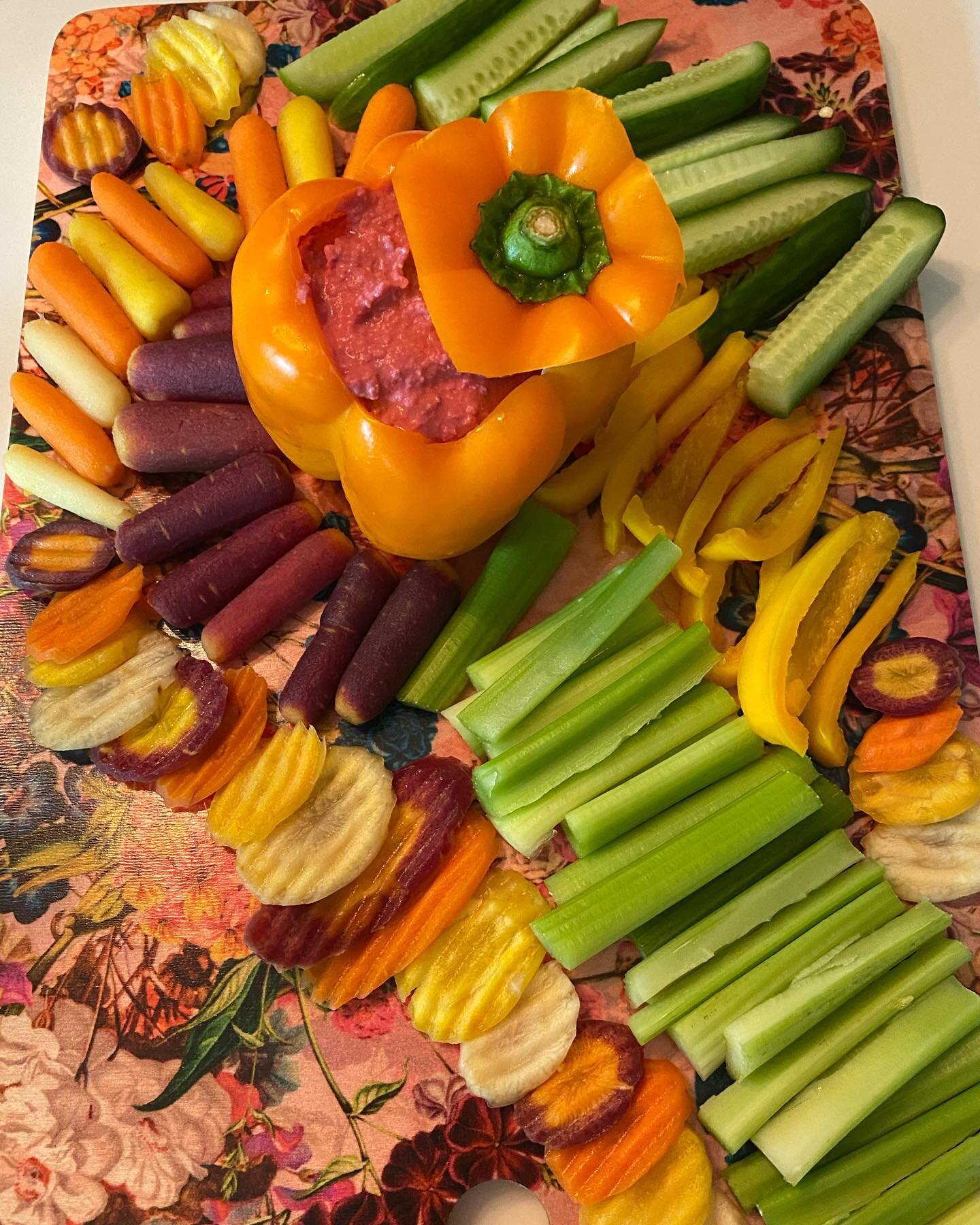 A dreary day calls for a bright veggie board shared with friends! 🌈🥰✨
.
.
.
.
.
.
.
#inthekitchwithmaris #plantbased #plantpower #eattherainbow #vegan #veganfood #beethummus #celery #rainbowcarrots #organic #yellowbellpepper #organgebellpepper #per