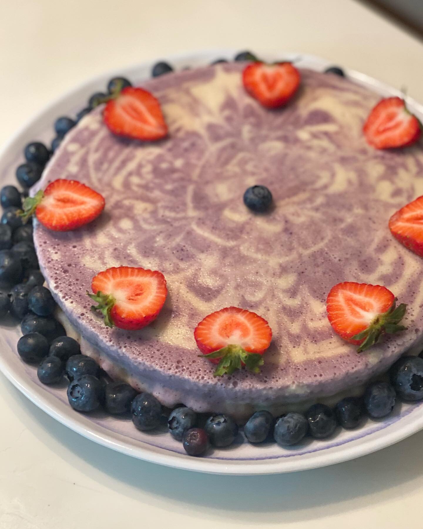 No-Bake Wild 🫐 Raw Cashew &ldquo;Cheesecake&rdquo; 😋

Convenient since our oven has been on the fritz for almost a month now 🙃 and this &ldquo;baked&rdquo; in the freezer 🧊

Adapted a recipe from the @delicious_plants blog 🍓 I added the marbled 