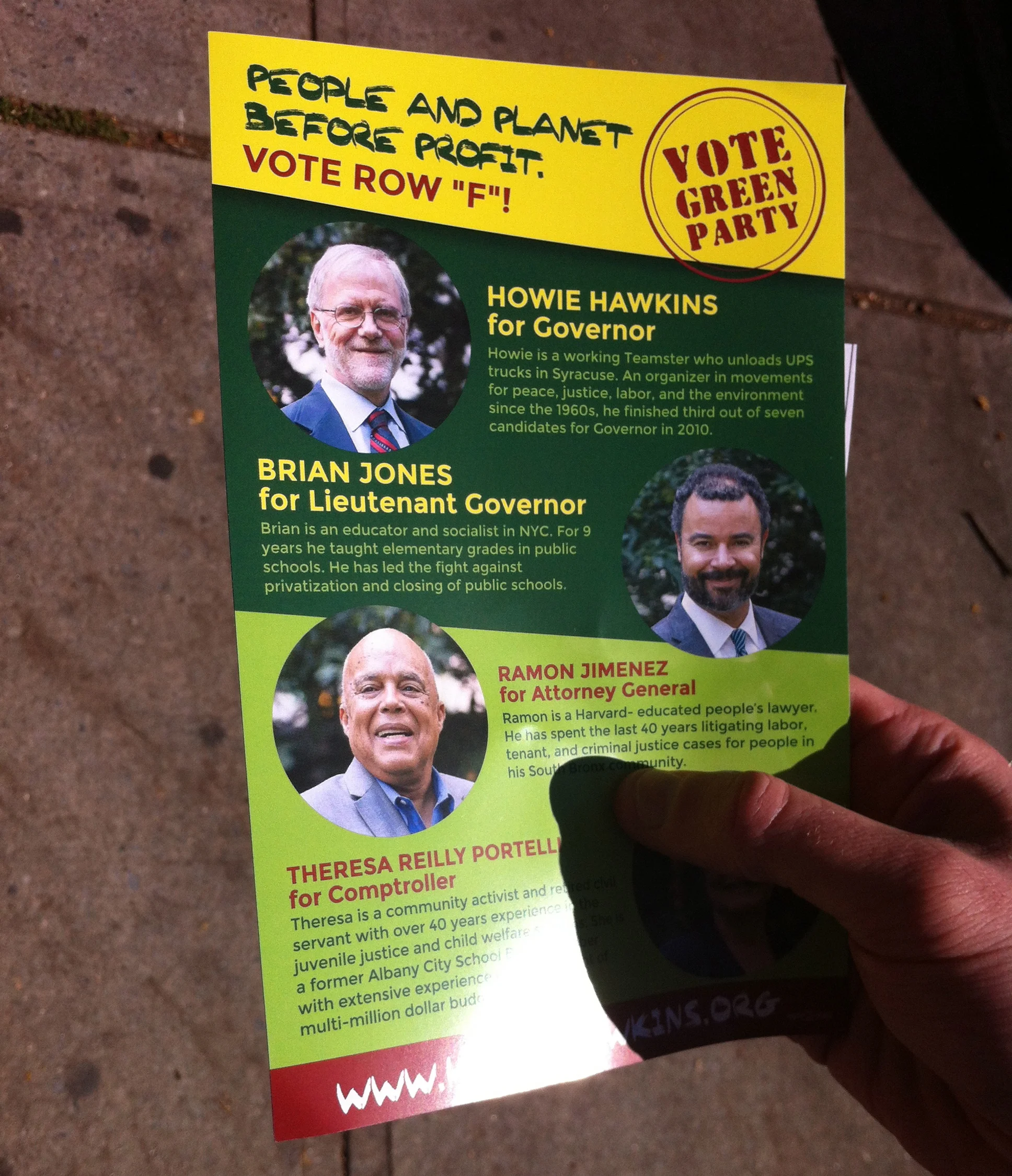 Volunteers for Howie Hawkins' gubernatorial campaign distributed flyers at the Jackson Heights farmers' market on Sunday. Source : Louis Flores