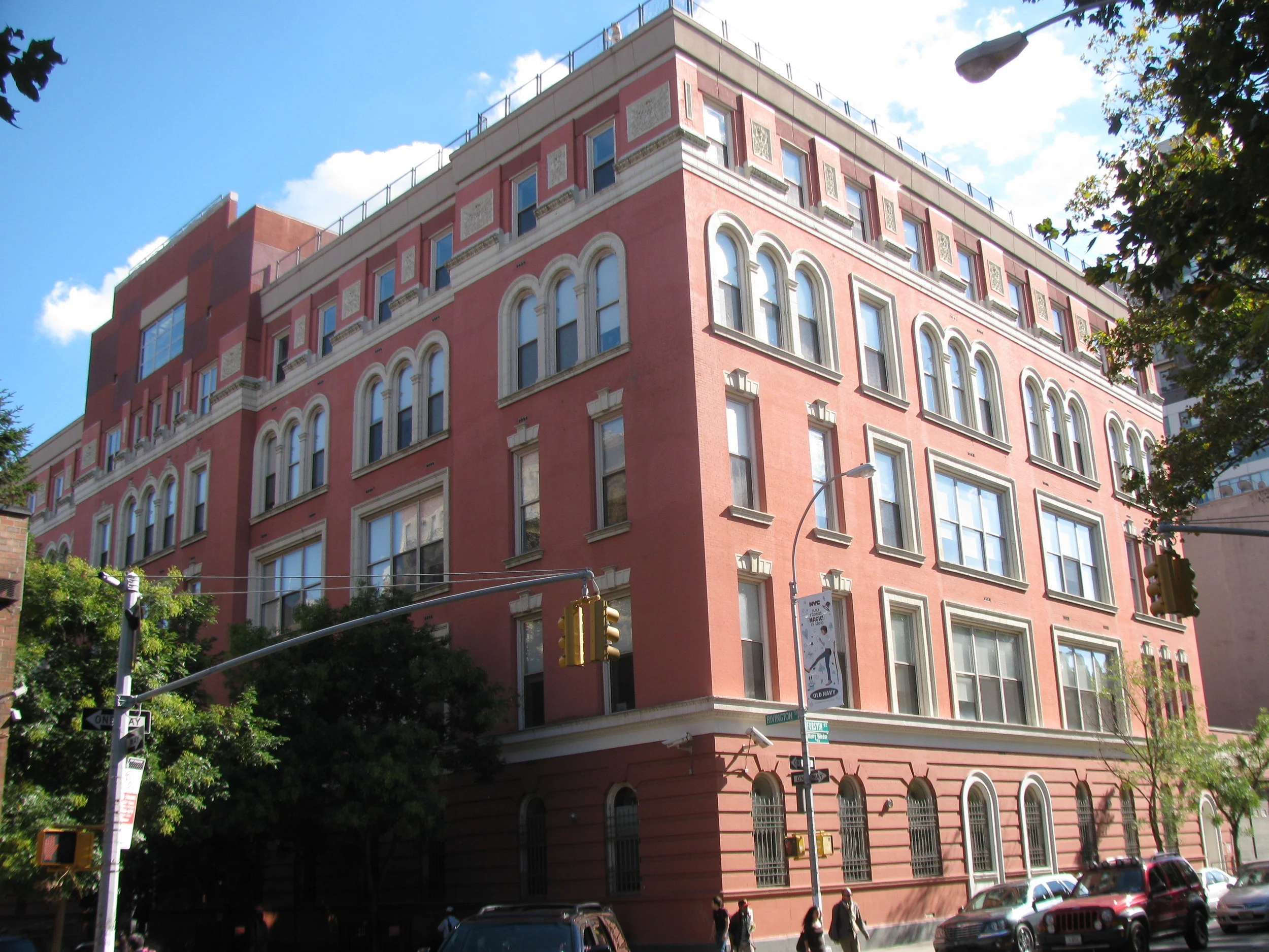 Rivington House was the site of a former AIDS nursing home, before a series of sales transactions, combined with lobbying, acted to persuade the de Blasio administration to lift deed restrictions on the property, allowing its current owner to begin plans for a controversial luxury condominium conversion. Source : CC BY 2.0 Eden, Janine and Jim/Flickr