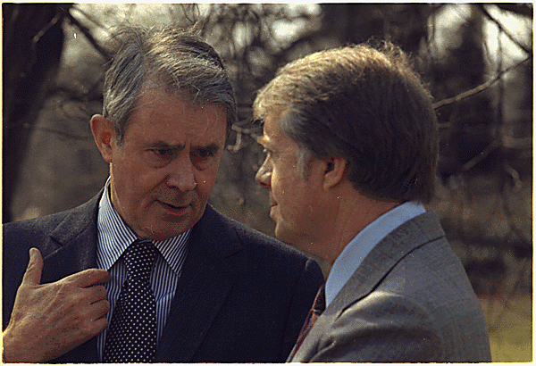 U.S. Secretary of State Cyrus Vance with President Jimmy Carter on the White House lawn in March 1977. Source : Public Domain/Wikipedia