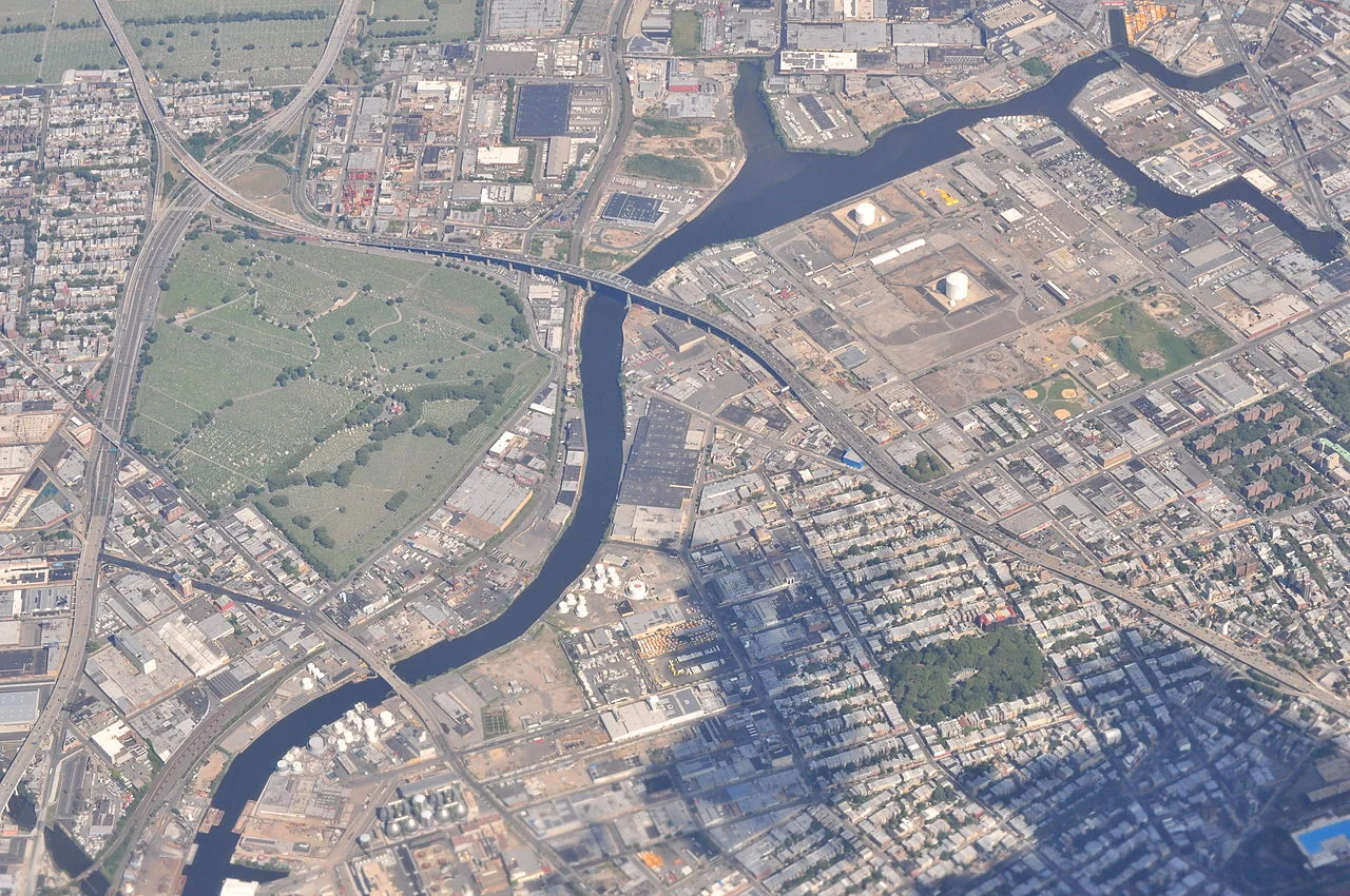 A 2013 aerial photograph of Newtown Creek . Source : CC BY-SA 2.0 Joe Mabel/Wikipedia