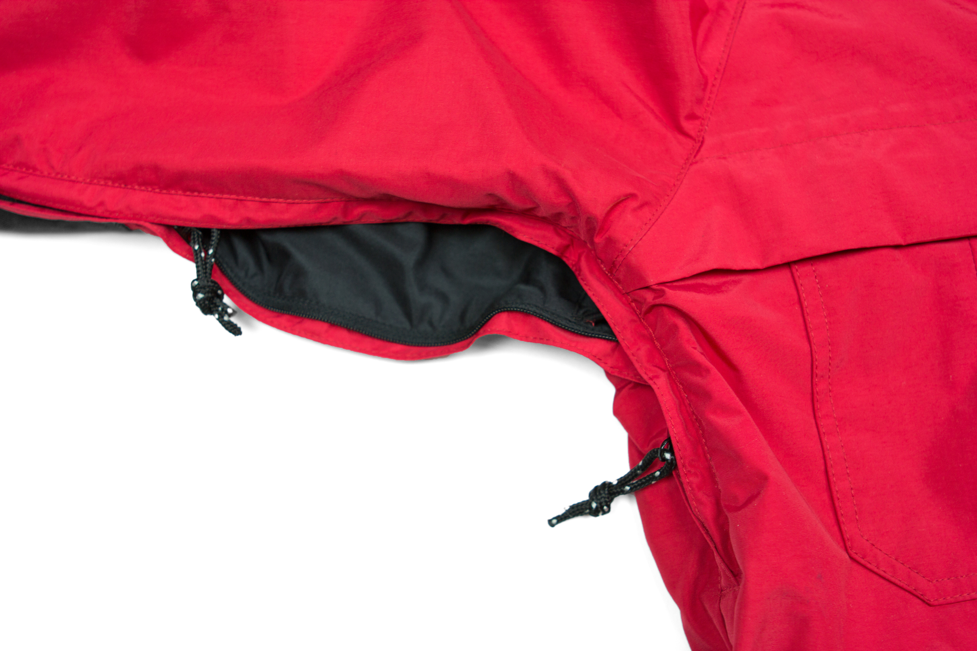 UNDERARM ZIP VENTS TO KEEP YOU FROM OVERHEATING