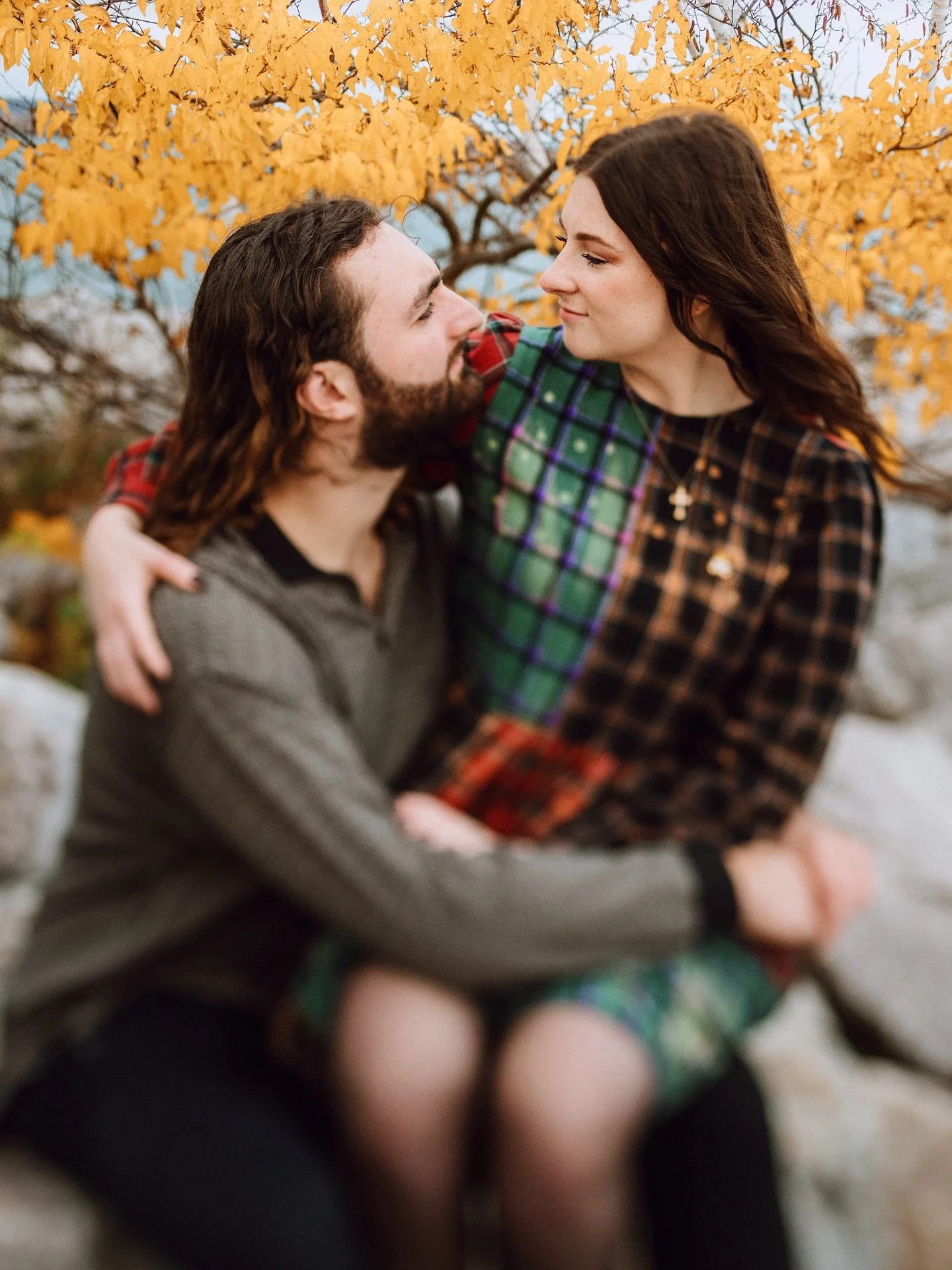 On the blog: 🍁Claire &amp; Tony&rsquo;s Fall Bayview Engagement session🍁
✨link in profile✨

Featuring: Bayview, South Shore Park (@friendsofsouthshorepark), South Shore Terrace Beer Garden, a Cat, &amp; @blackbird_bar