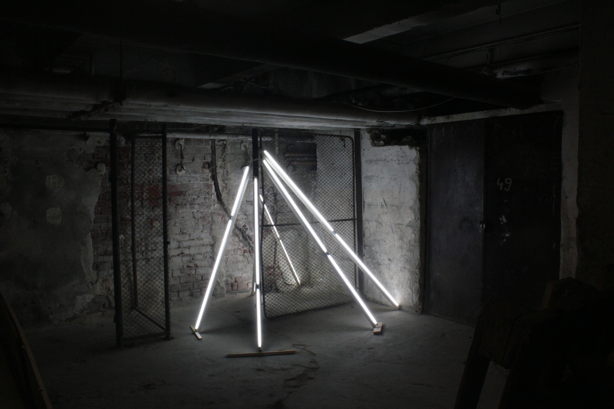 A SUPPORT PROJECT (2010) neon tubes, wood. 200X200X200 cm, variable