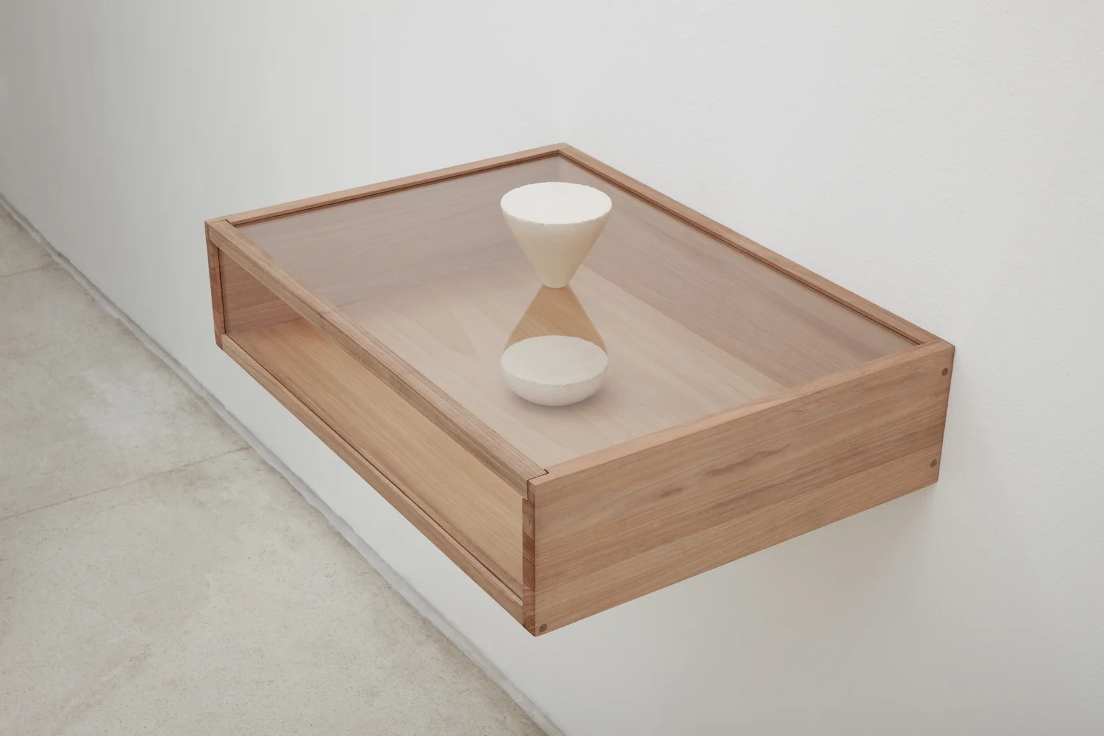 TEMPO PARTIDO/ BROKEN TIME (2014) arenite, wood and glass, 23 x 65 x 45 cm
