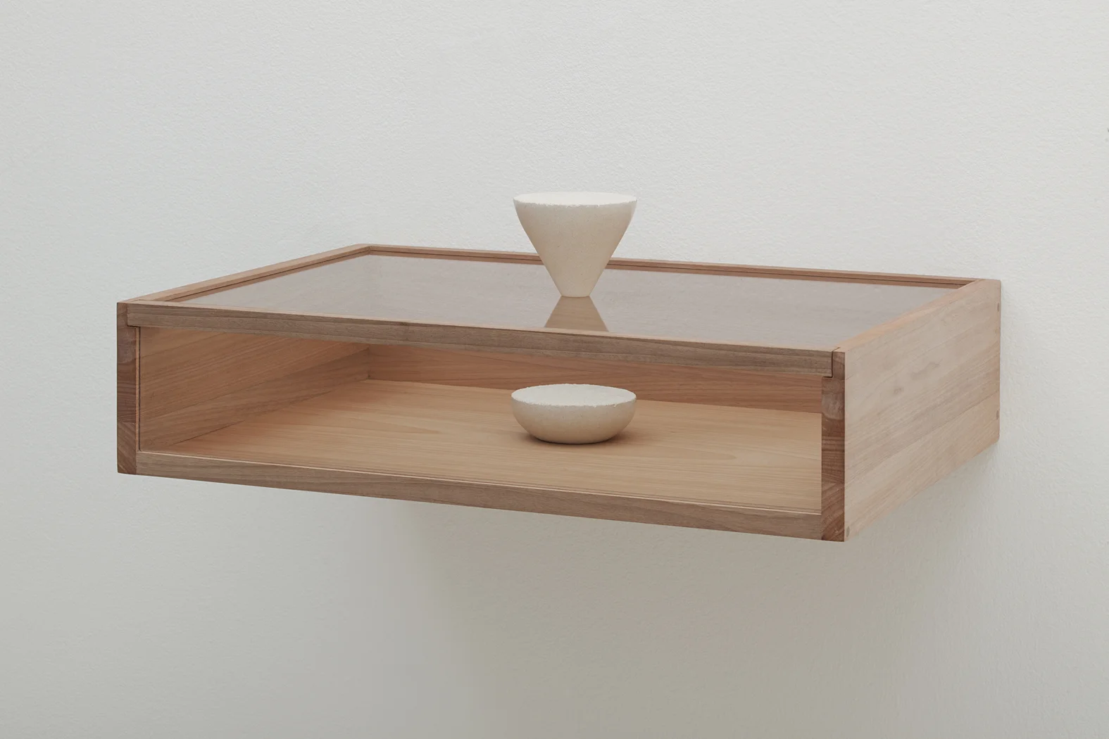 TEMPO PARTIDO/ BROKEN TIME (2014) arenite, wood and glass, 23 x 65 x 45 cm