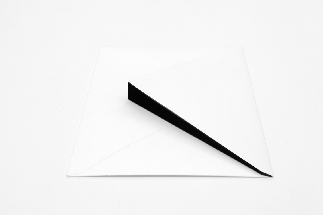 CONVITE/ INVITATION (2009) envelope and basalt, 2.2 x 16 x 22 cm