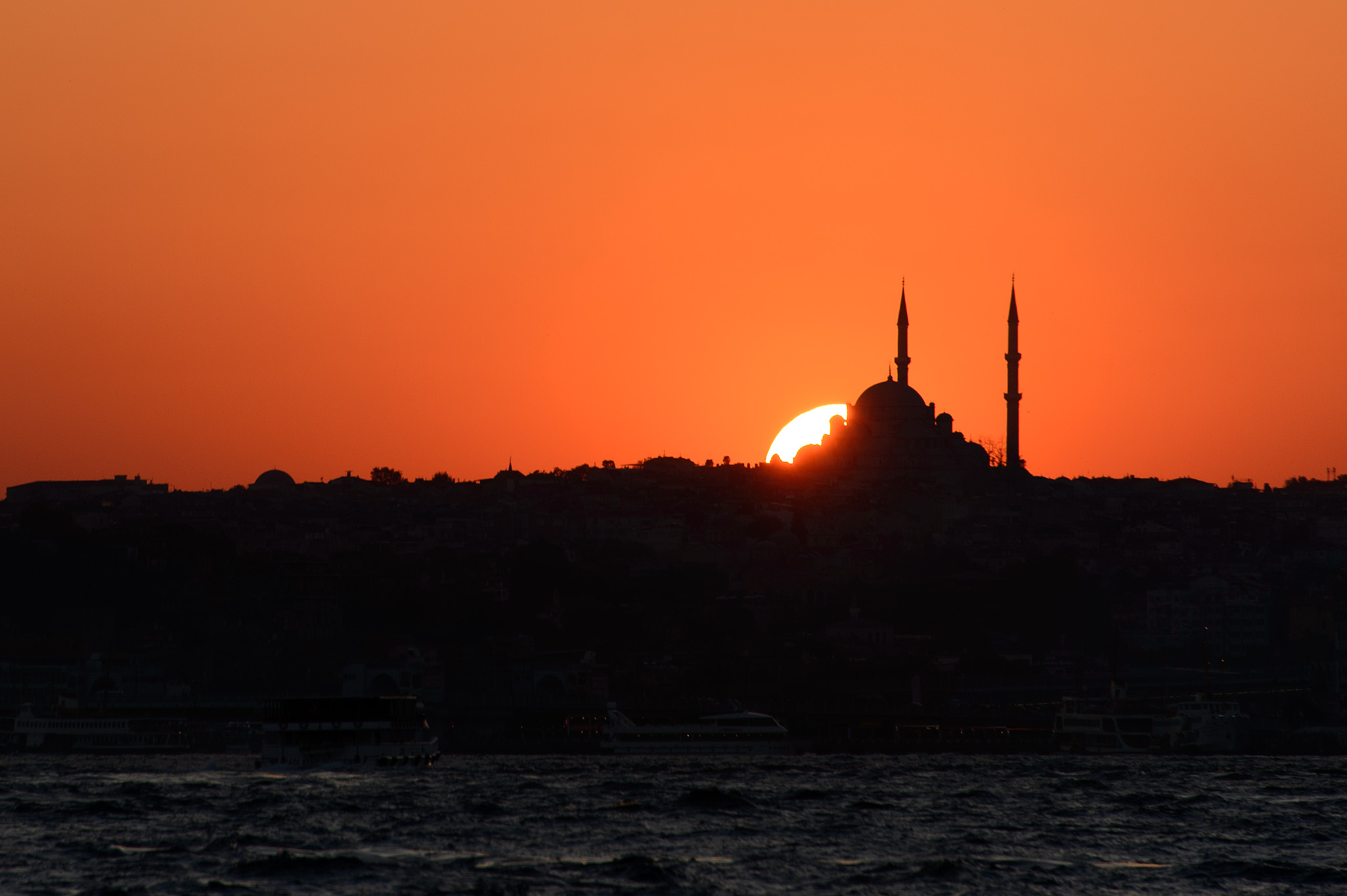 Sun sets on the Suleymaniye Mosque