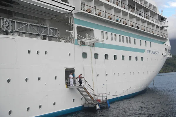 Tender platform at Moorea