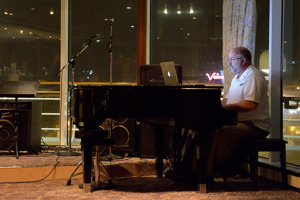 The piano player performing at La Pallette