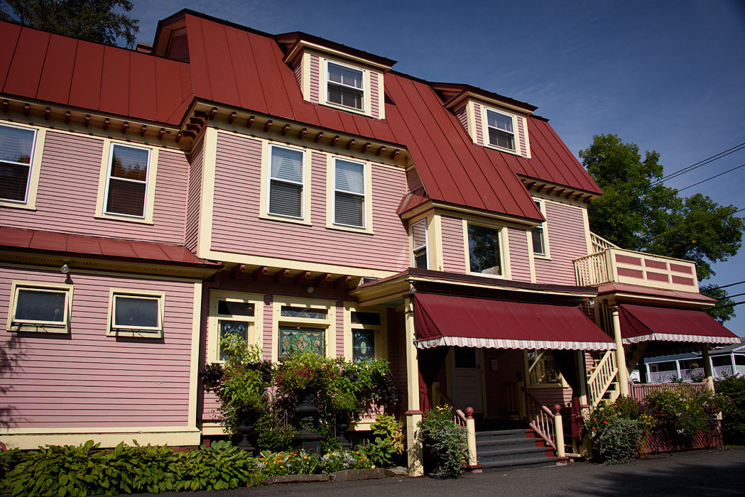 The Village Inn of Woodstock is centrally located for easy walking around town.