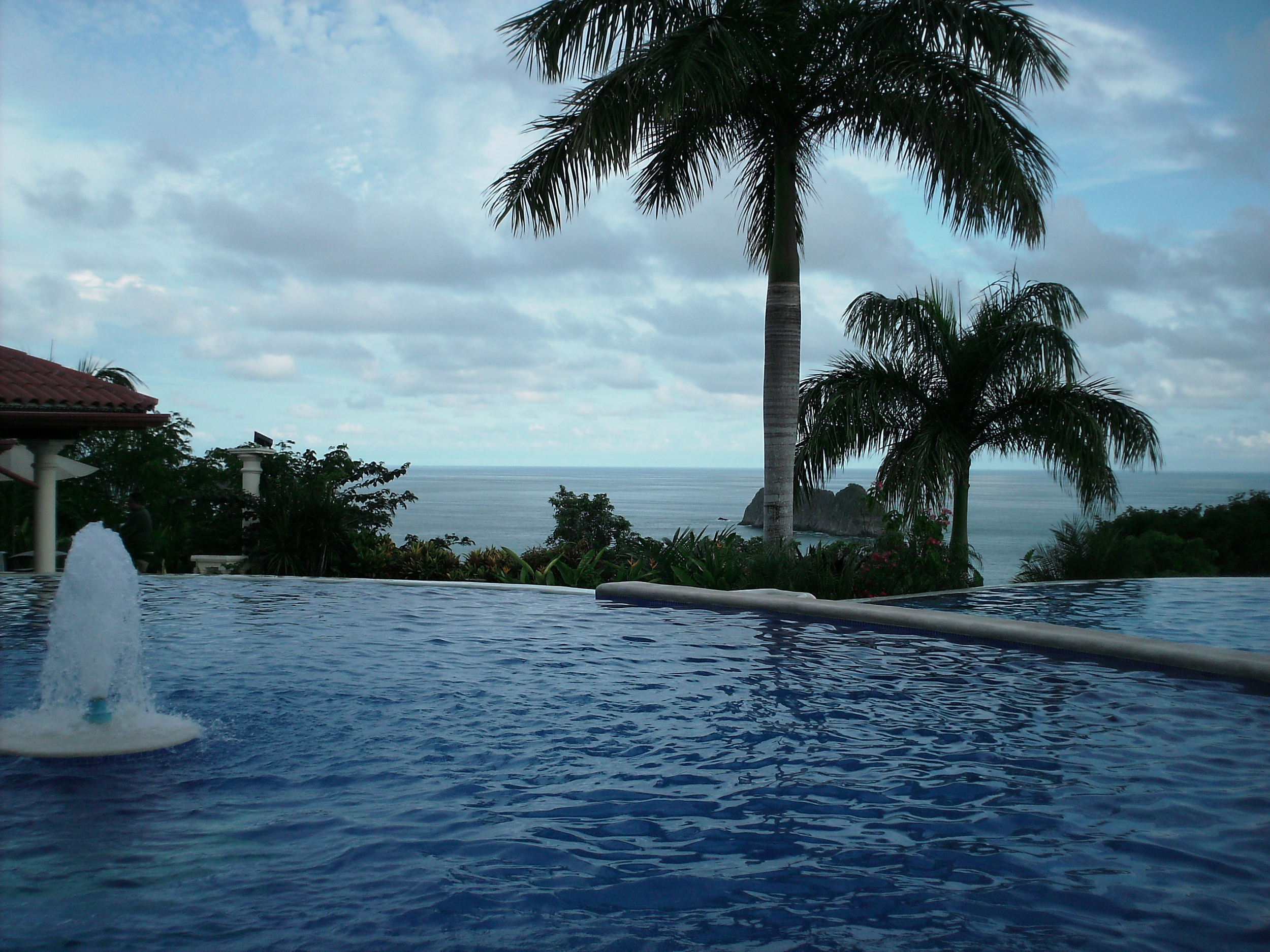 Pool area overlooking the Pacific ocean at the Hotel Parador in Punta Quepos
