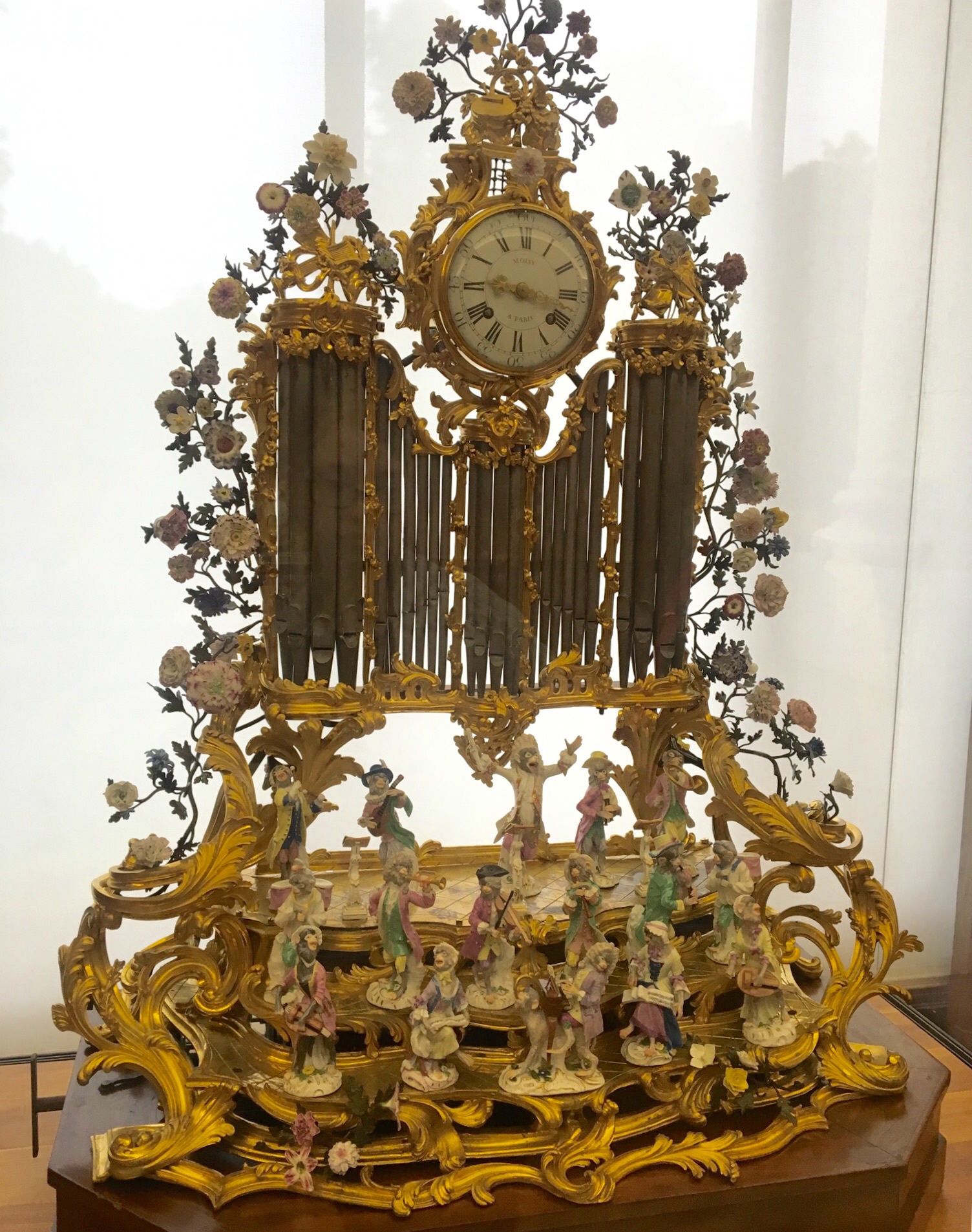 Trying to help my adult daughter pack reminds me of the saying "not my circus, not my monkeys" - artistically represented here by this Louis the 15th clock at Petit Palais, by multiple artisits, (ceramics by Kandler, Reinicke) depicting an overmatched ceramic monkey band conductor and his "circus". 