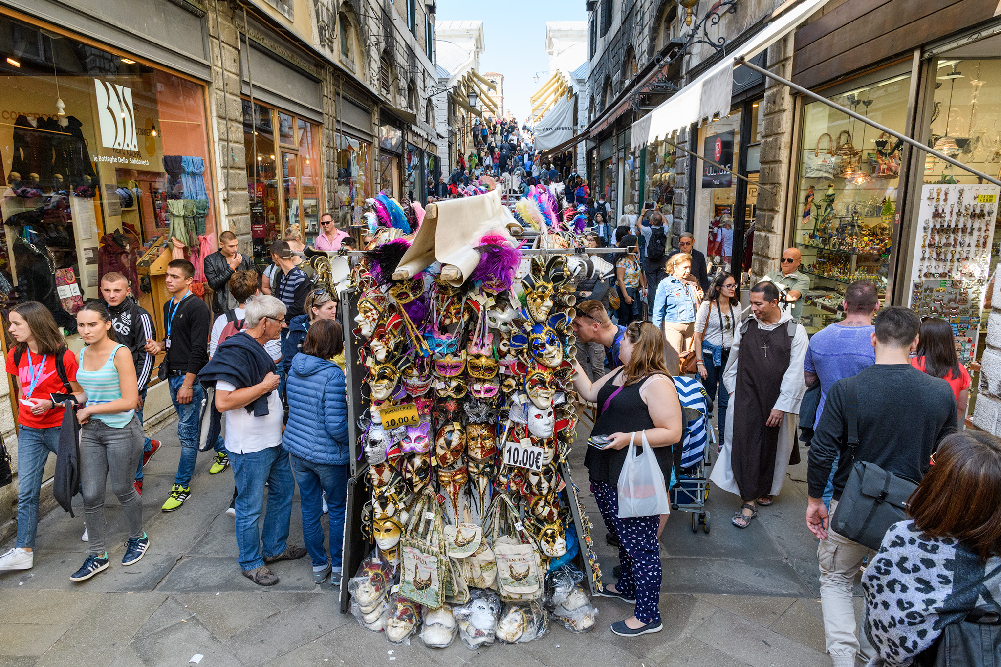 Imagining a romantic stroll on the Rialto Bridge? Think again! And this was the "slow" season!