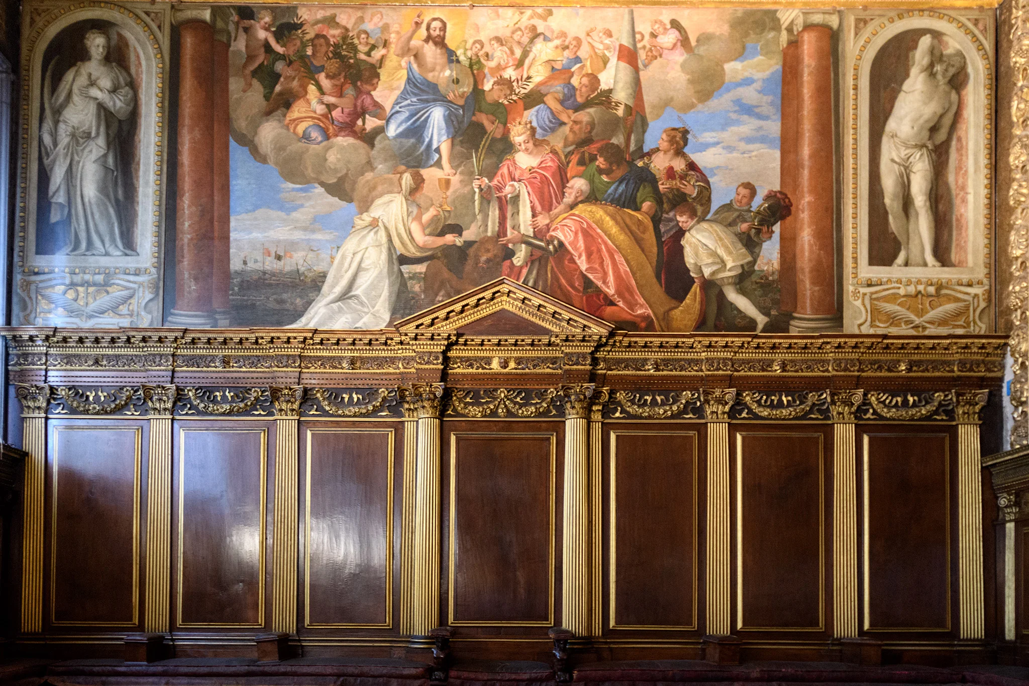 The Doge's seat, in the middle of the 6 council members