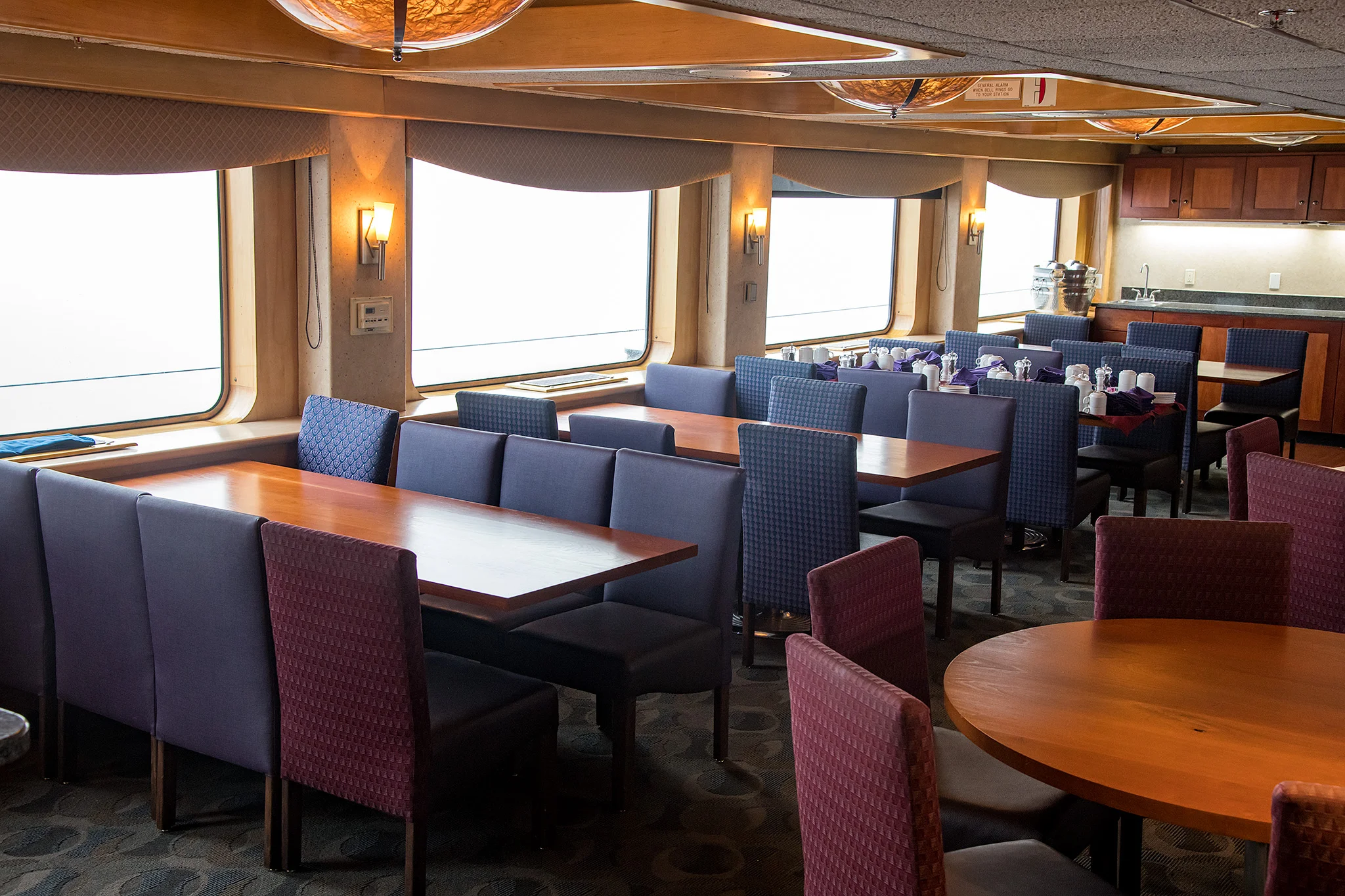 Dining Room with large windows, so you don't miss the view even during meals.