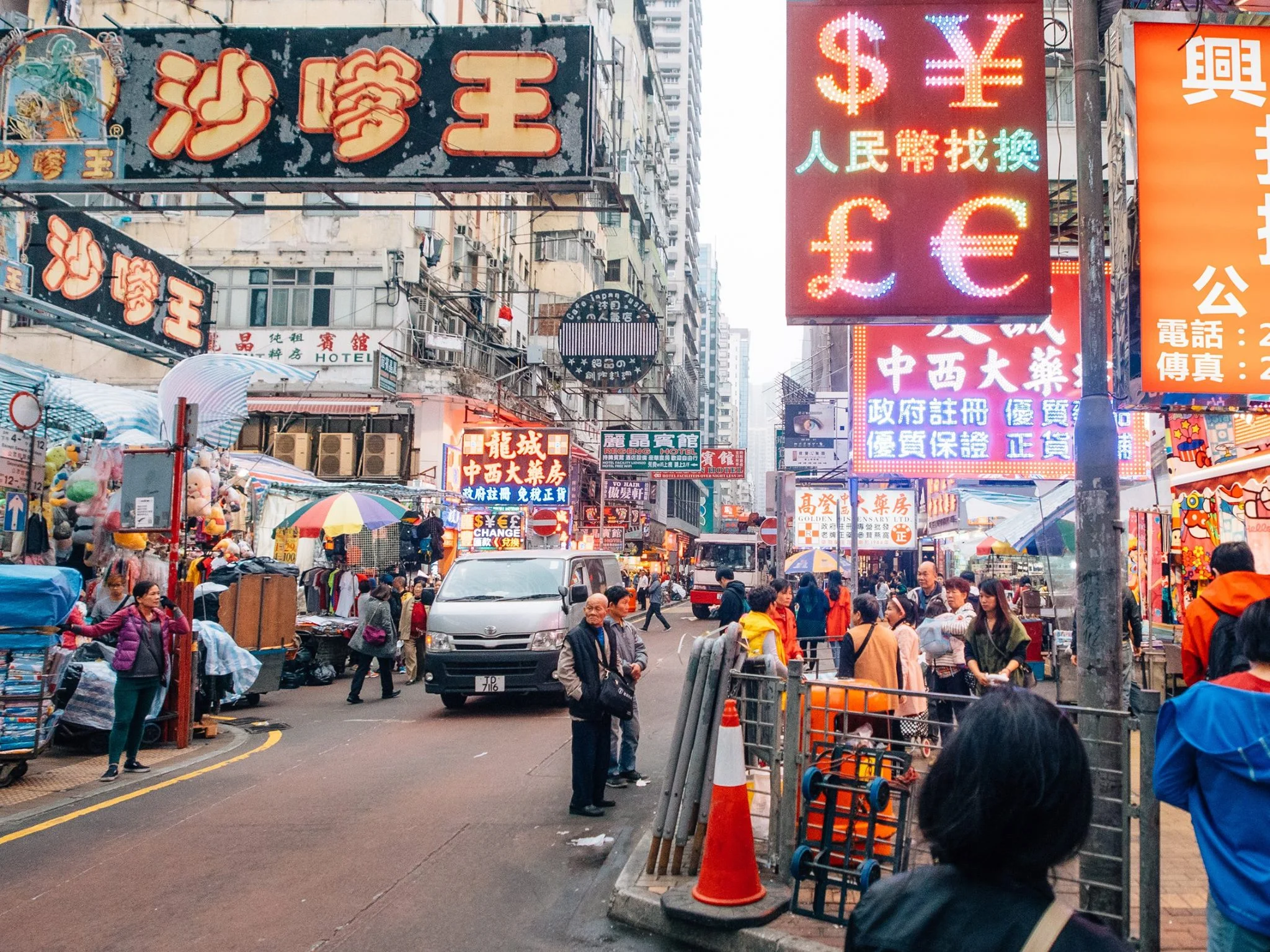 What surprised me the most the first day were all the neon signs in small streets... in some areas, you couldn't even see the sky because of the concentration of signs.