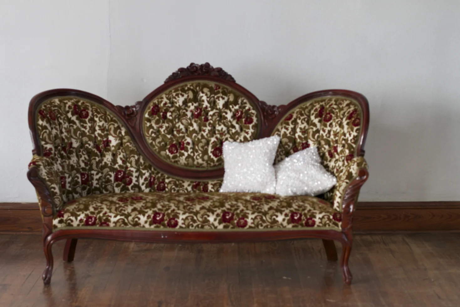 Sophia - Sofa Rental