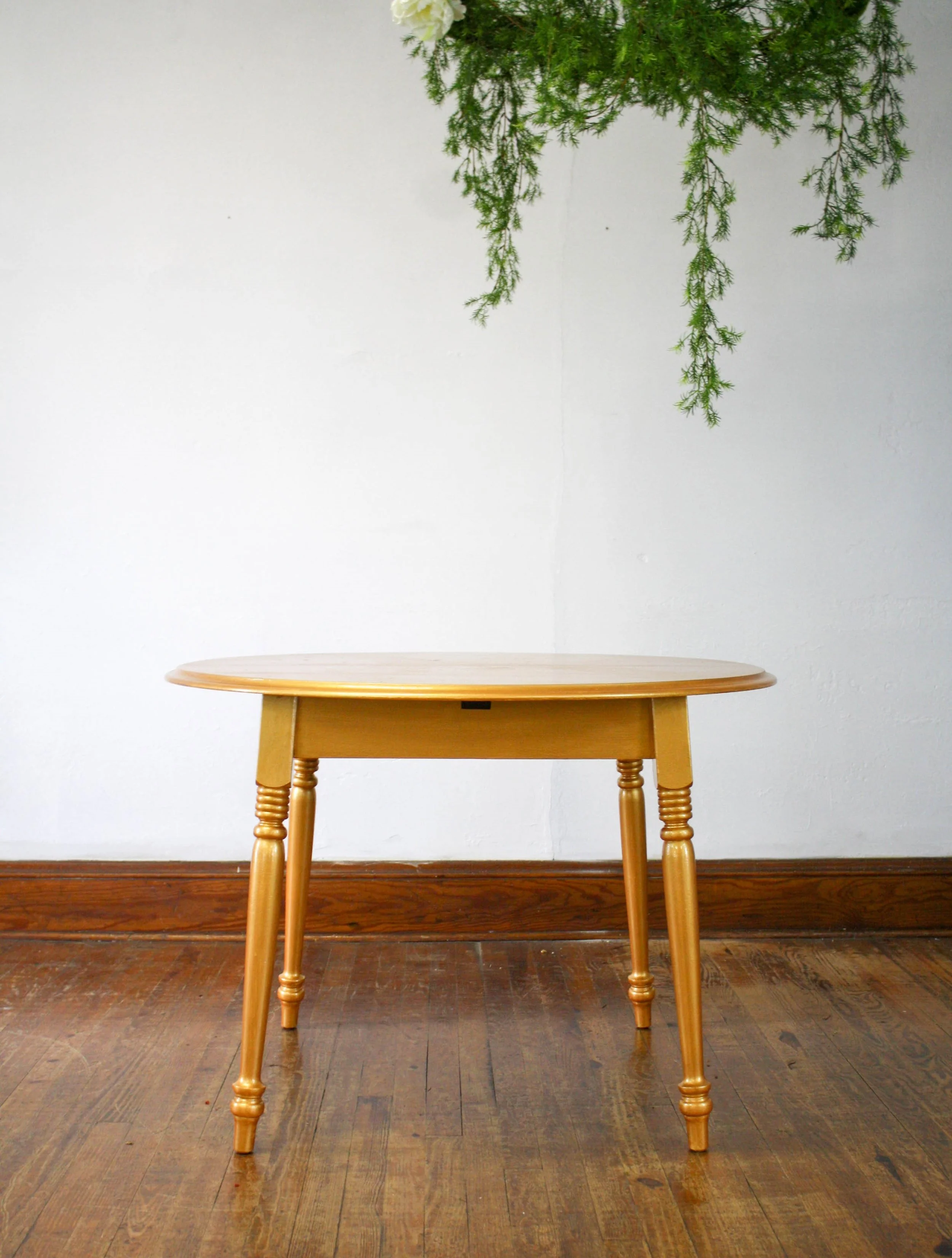 Table Gold Signature round table.jpg