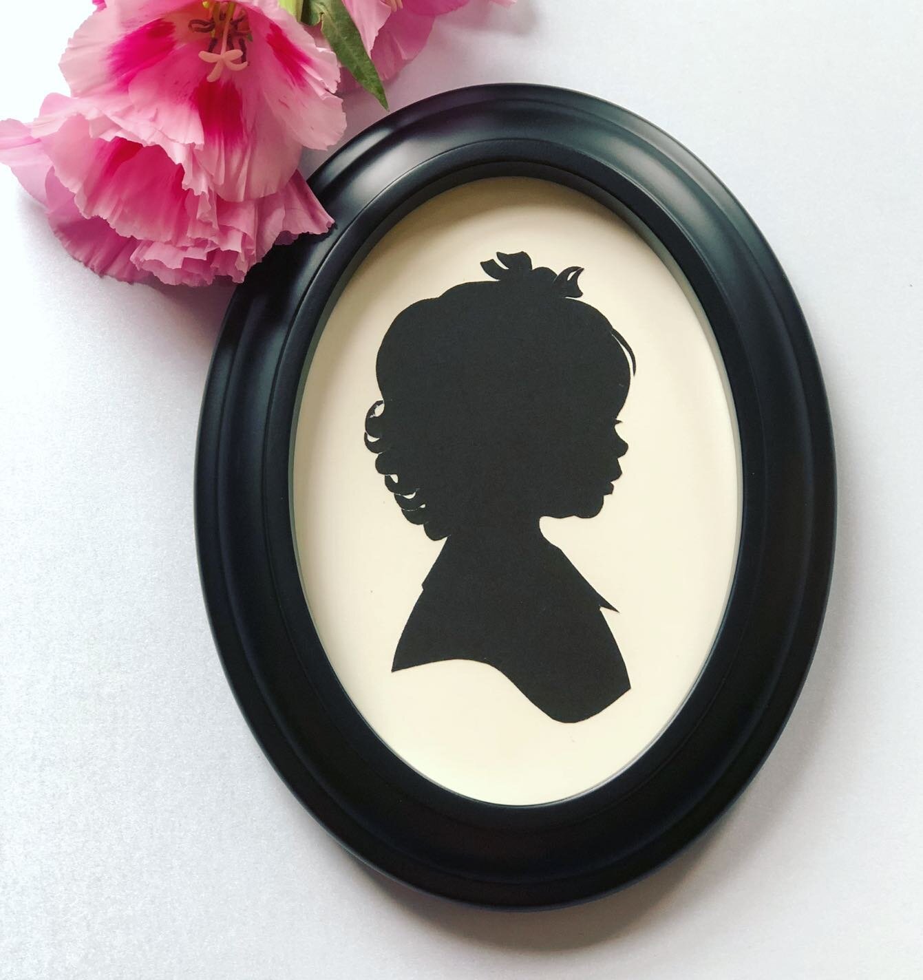 I&rsquo;m cutting silhouettes @pinkchickenny in Santa Monica on Friday, May 5! Give Mom a unique gift this Mother&rsquo;s Day 💕 Sign up at https://tinyurl.com/Pink-Chicken23 or at the link in my bio. 

#cutarts #karljohnson #silhouetteartist #santam
