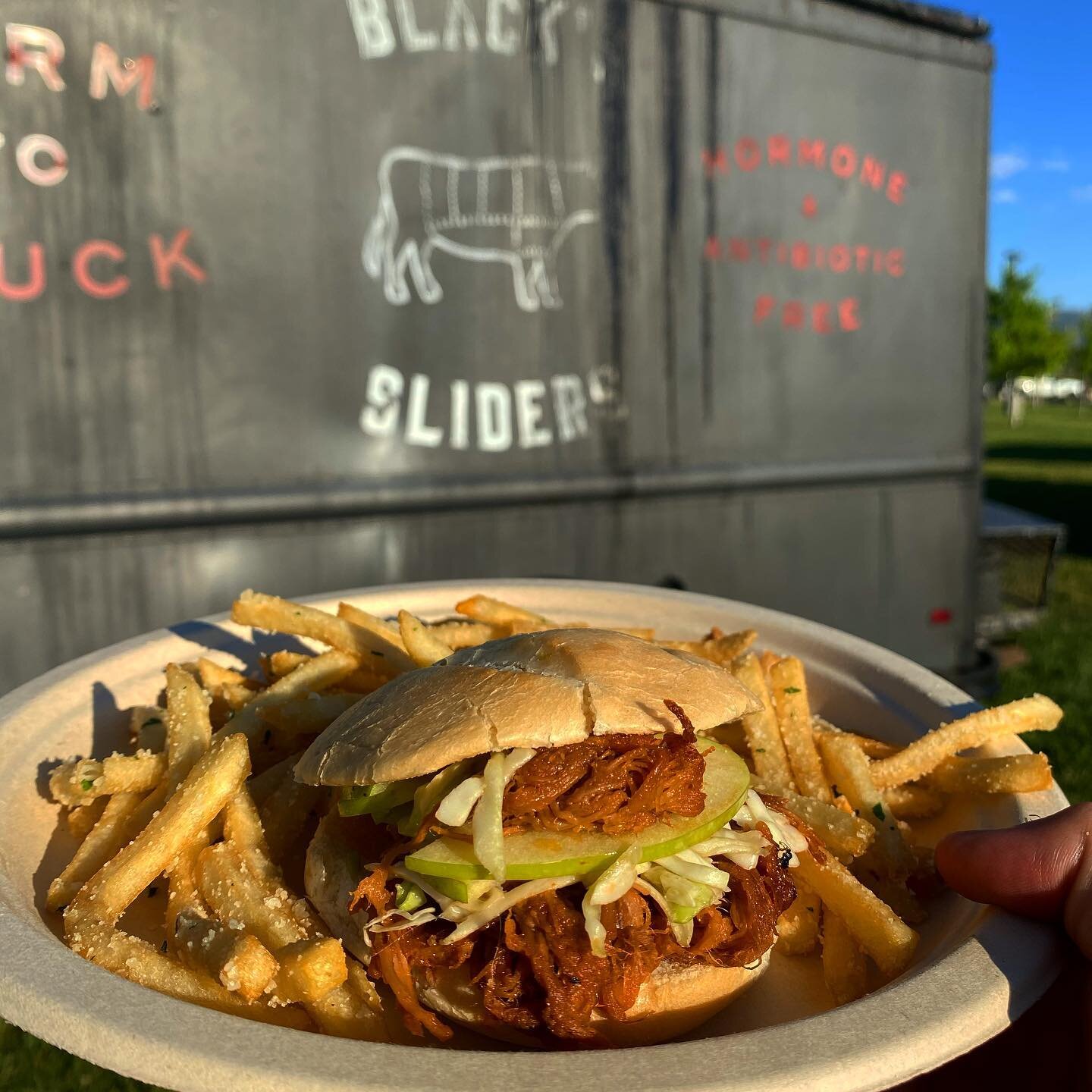 TODAY&rsquo;S MENU ITEM HIGHLIGHT!! The &ldquo;Soaker Slider&rdquo; Enhanced with fresh pulled pork, topped with Granny Smith Apples, Finished with Kole Slaw. COME GET ONE SOON

#sliders #food #utah #foodtruck #instagram #yummy #grub #ubereats? #deli