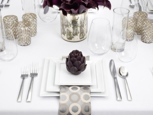 white-dinner-modern-thanksgiving-table-decor.jpg