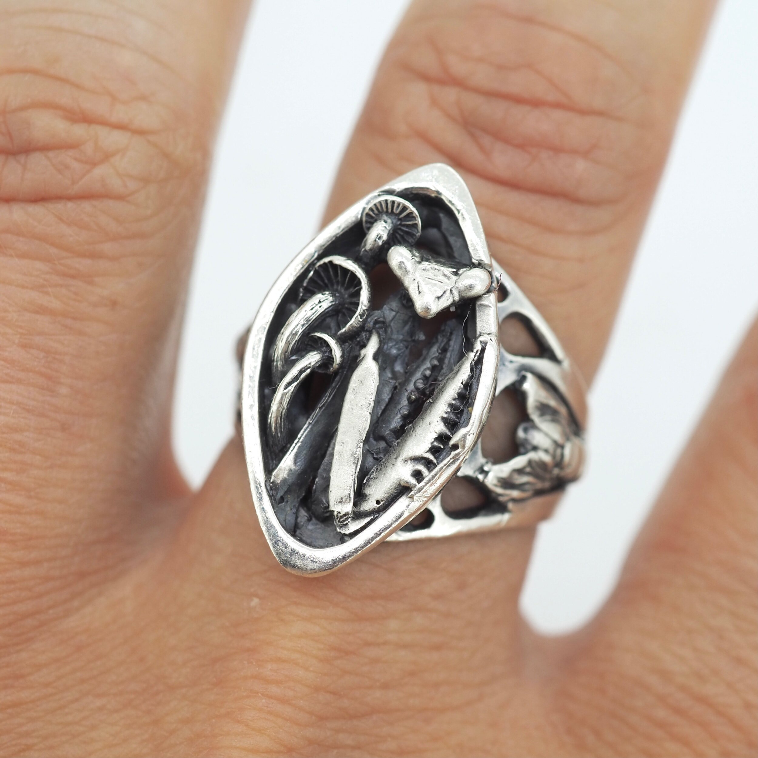 Mantis Navette Ring