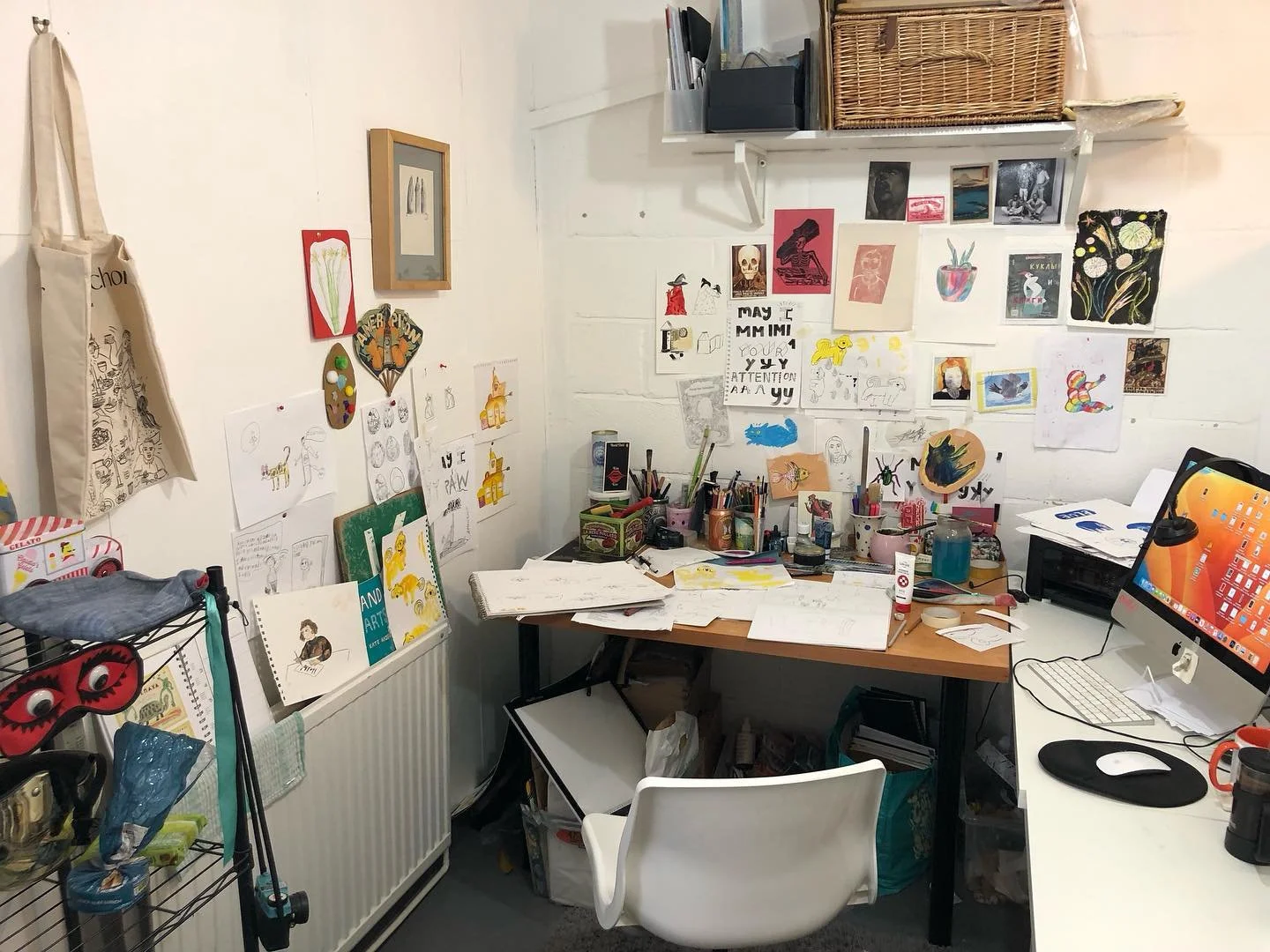Good morning from my corner! 👋🫶🎨 Dog drawing and story planning on the agenda today 📋

#letsgo #morning #deskie #creativespaces #creativity #illustratorstudio #childrensbooks #handdrawn #ink #messy #illustrator #bristol #bristolcreatives