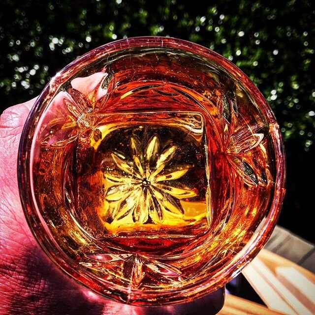 With a proper clear ice cube you can see right through to the bottom of the glass. #details #negroni #gin #cocktails #cocktail #littlethings #happywednesday #humpday #cheers #salute #sante #happyhour #toast