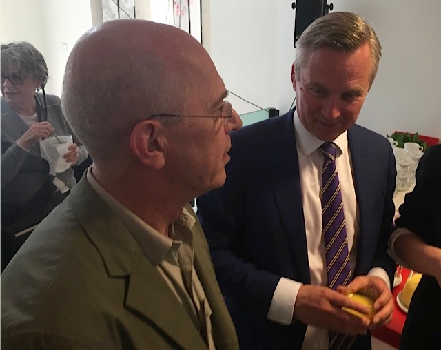 Wilco Tuinebreijer (L) en wethouder Eric van den Burg (R)