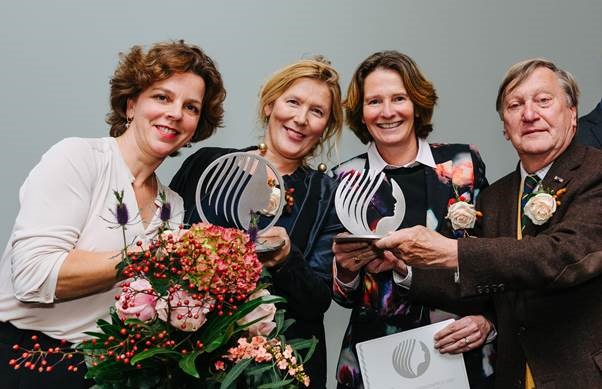 Esther Vossen (directeur Het Vijfde Seizoen), Suzanne Oxenaar (voorzitter bestuur Het Vijfde Seizoen, mede-oprichter), Roxanne Vernimmen (psychiater, voorzitter Raad van Bestuur Altrecht en Boudewijn van Grunsven mede-oprichter en oud-curator Het Vijfde Seizoen)