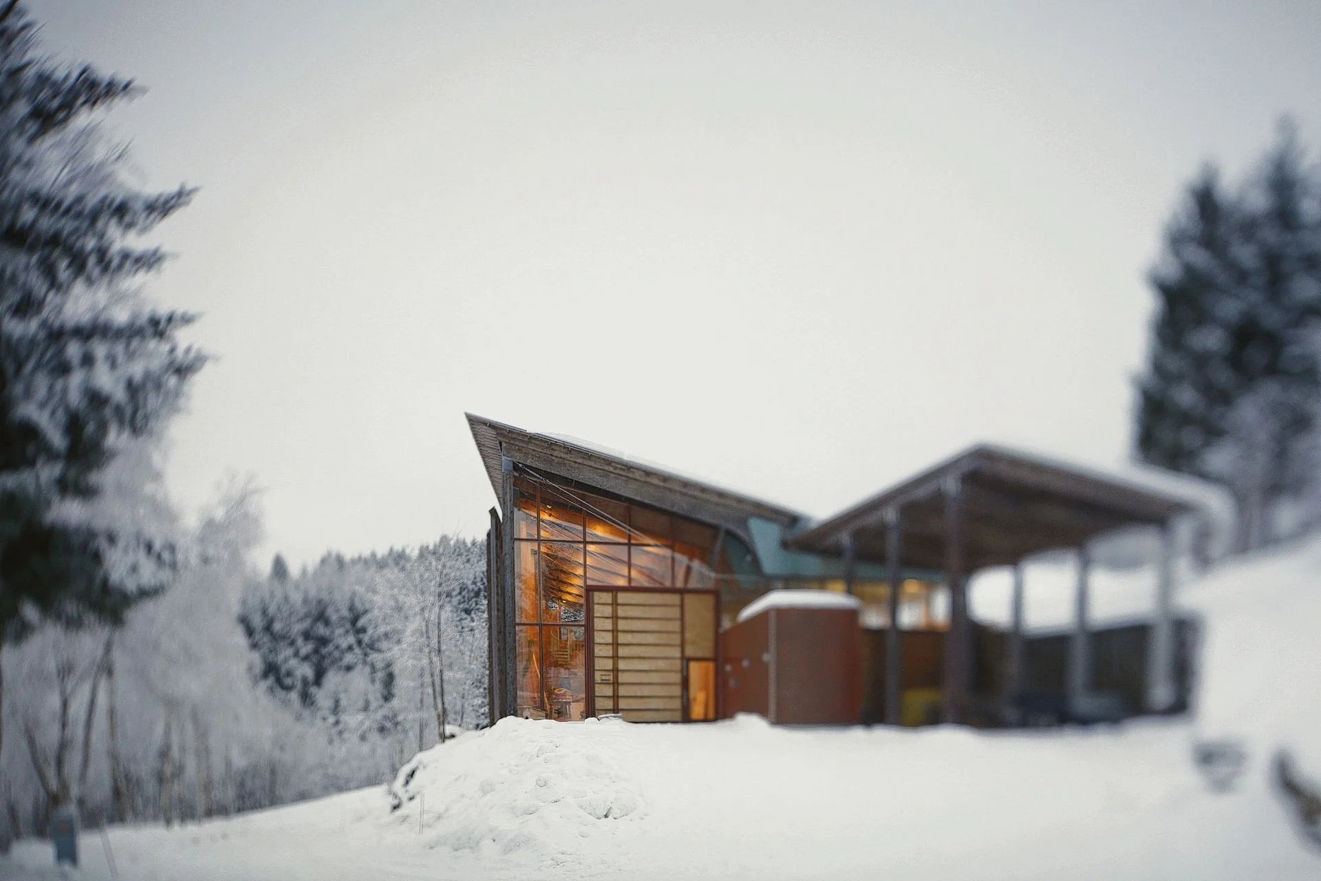 Aan een fjord boven Bergen ligt het Nordic Artists’ Centre, een campus met studio’s en vijf woningen voor bezoekende kunstenaars, betaald door de Noorse overheid. Architecten Haga & Grov uit Stavanger wonnen een prestigieuze nationale Noorse architectuurprijs voor hun ontwerp.Foto Laura Vuoma / NKD Dale