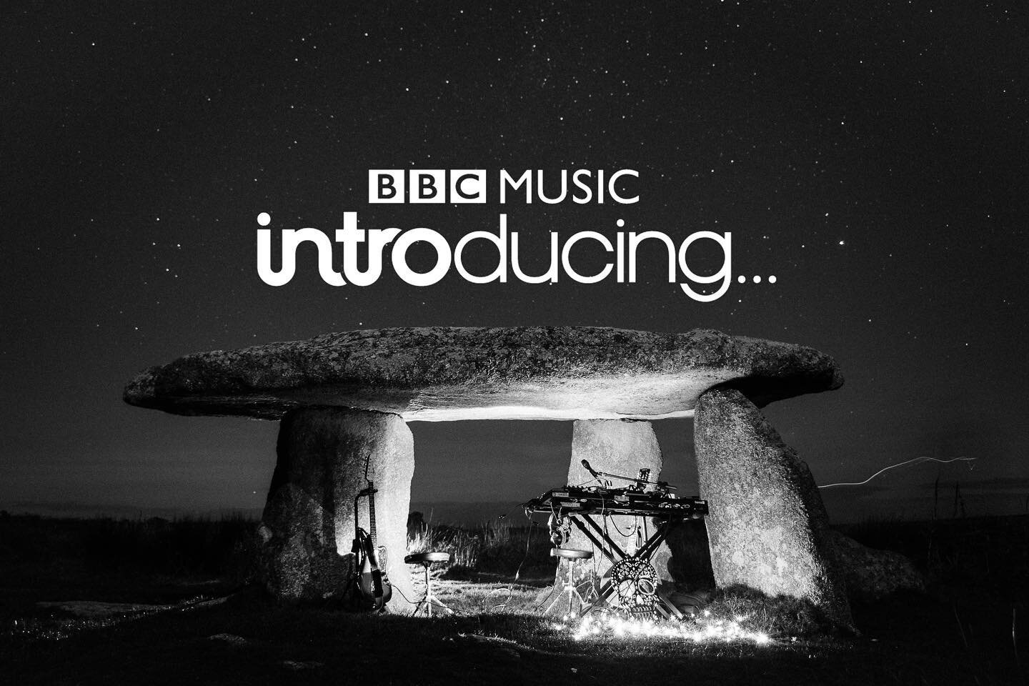 Tune into @bbcintrosw tonight from 8pm if you fancy hearing Natty stardust conjure six string spells while I howl at the granite moon 🌙 

🏴&zwj;☠️ @ablazeoffeather 
🎥 @wil_bot 

#bbcintroducing 
#ablazeoffeather
#natwason 
#kernow
#starlight
#quoi