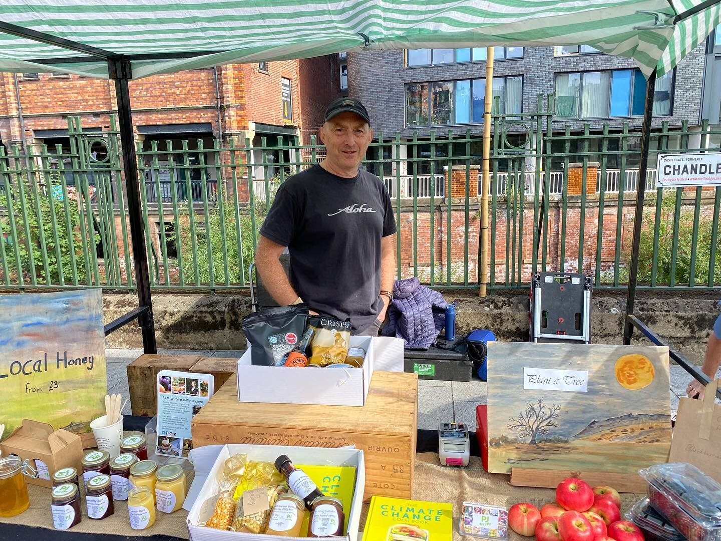 Great fun @pollenmarketsheffield thanks to all who came to buy honey, lemon curd, hampers and trees!

Lovely to chat to so many interested folks.

#sheffield #honey #localfood #caterer