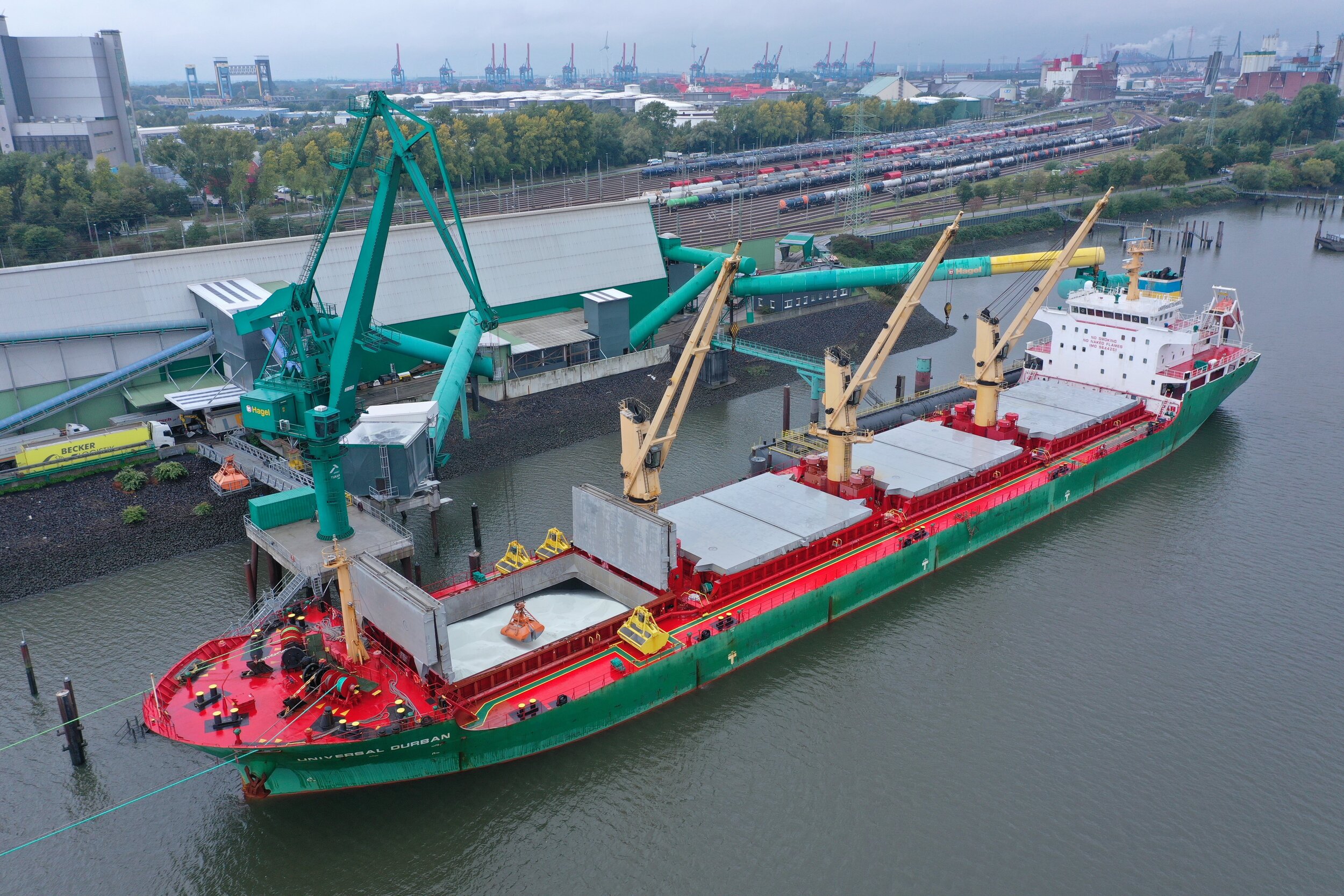 Discharging of a 23,000 dwt bulkcarrier