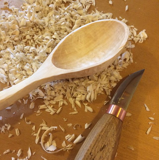 *swipe left for more* My hands needed a field trip from pottery so I carved my first spoon. I really want to learn a knife finish so I did not sand. I have to start somewhere. Scary how the time flies. Will try to always have a spoon going to get my hours in. Did not shoot for any classic shape or a crank, this was mostly an exercise in getting used to the tools. There was a knot in the handle so I decided to just go with the grain. #thepotterstone #spooncarving #spoon #firstgo