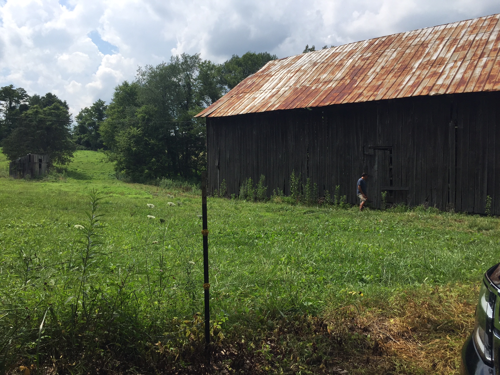 The above picture shows a Kentucky barn before it becomes reclaimed lumber stocked in our California store. The reclaimed wood from this barn, and barns like this, supply our store with quality material that is a cut above the rest. U.S. Reclaimed, Vintage Lumber & Wood Works offers a variety of services using reclaimed wood. Contact the store or visit us today! 