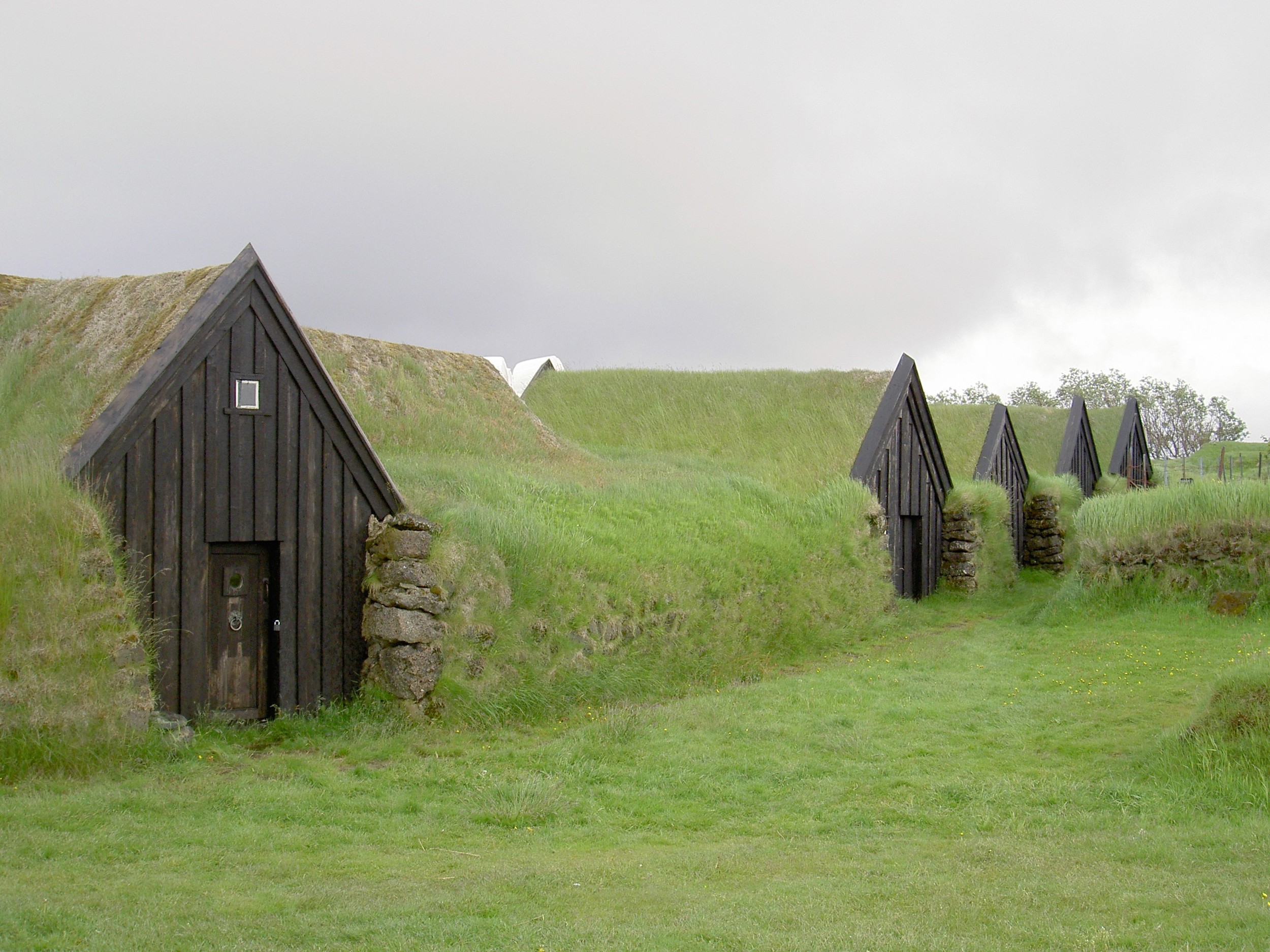 Iceland_Keldur_Earth_covered_homes.JPG
